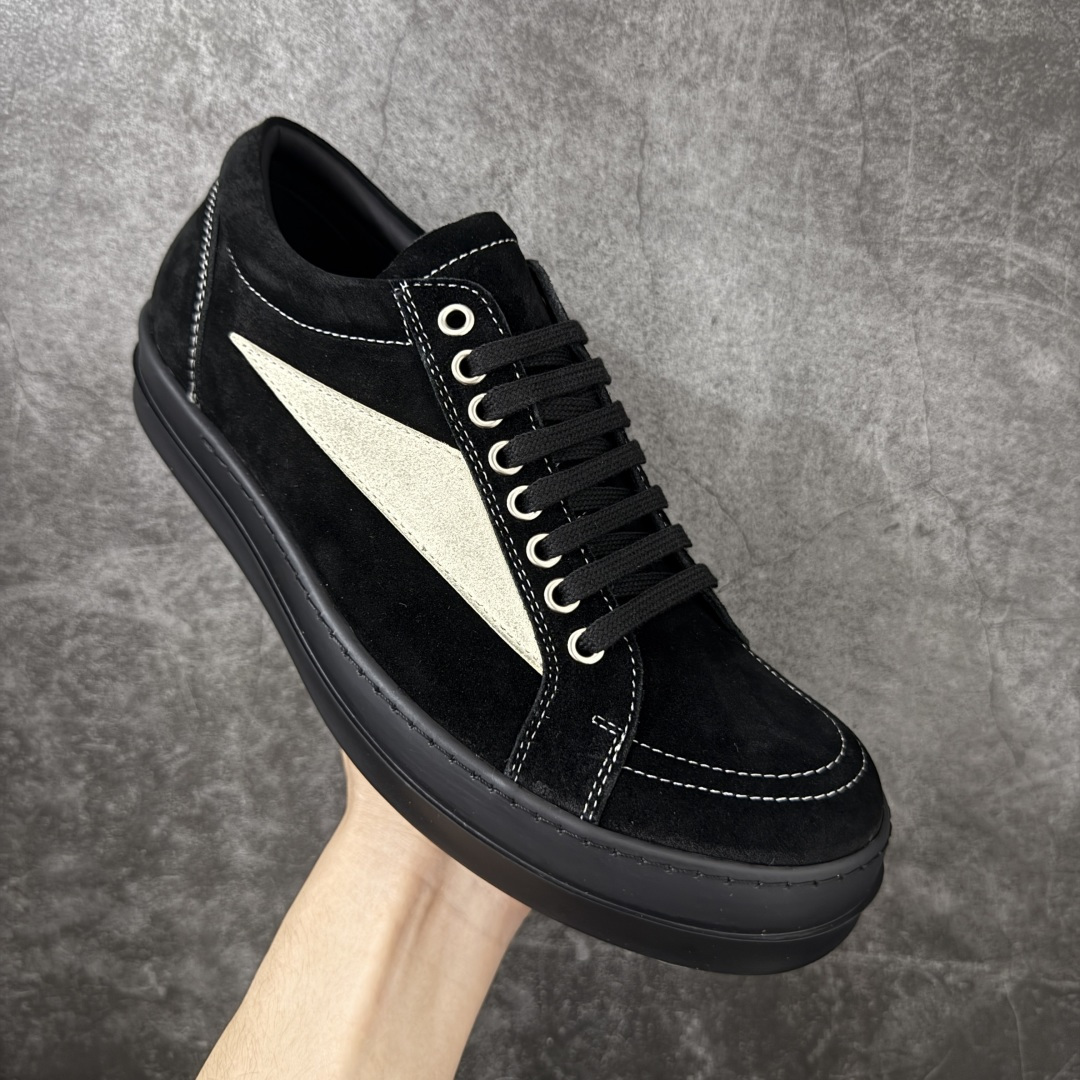 图片[3]-【莞顶渠道】RO欧文斯Rick owens 黑绒白标经典配色 进口原料牛皮 莞产超级顶货 新配色陆续上架 产品只会越做越漂亮💯 鞋头采用原版一致工艺 又翘又歪的效果目前这个技术市面上的任何版本都达不到这个效果 私模开发 细节一步到位不敢说百分百💯保证有百分之98还原 慢工出细活 好的产品不怕晚 这次的开发针对艺术家 收藏家 高品质 的人群 水染粒面小牛皮材质，和针车间距都是极致还原！ 顶级头层的小牛皮，质感无敌，奢侈品的触感！ 定制品牌logo的拉链！超大一比一规格礼盒装，重达3斤以上，外加定制欧文斯保护盒！ 配有日文、英文，双语种配件卡片！细节诠释，一件不落。 鞋盒翻盖 三标，正面+底部都一一做到！虽然增加不了实质的成本，但是打磨产品的细节，再微小也会还原！ 尺码：35 36 37 38 39 40 41 42 43 44 45 46-选品中心