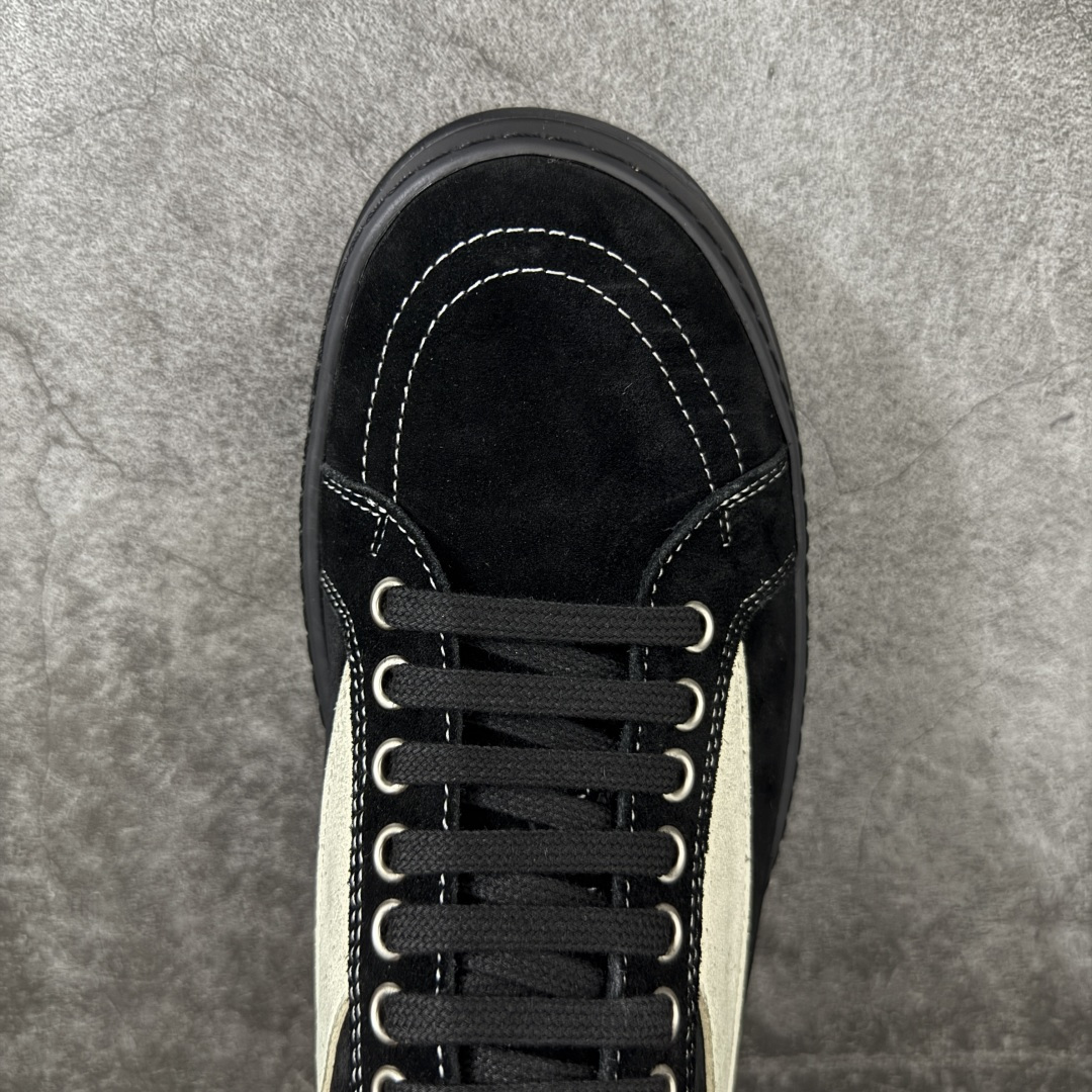 图片[5]-【莞顶渠道】RO欧文斯Rick owens 黑绒白标经典配色 进口原料牛皮 莞产超级顶货 新配色陆续上架 产品只会越做越漂亮💯 鞋头采用原版一致工艺 又翘又歪的效果目前这个技术市面上的任何版本都达不到这个效果 私模开发 细节一步到位不敢说百分百💯保证有百分之98还原 慢工出细活 好的产品不怕晚 这次的开发针对艺术家 收藏家 高品质 的人群 水染粒面小牛皮材质，和针车间距都是极致还原！ 顶级头层的小牛皮，质感无敌，奢侈品的触感！ 定制品牌logo的拉链！超大一比一规格礼盒装，重达3斤以上，外加定制欧文斯保护盒！ 配有日文、英文，双语种配件卡片！细节诠释，一件不落。 鞋盒翻盖 三标，正面+底部都一一做到！虽然增加不了实质的成本，但是打磨产品的细节，再微小也会还原！ 尺码：35 36 37 38 39 40 41 42 43 44 45 46-选品中心