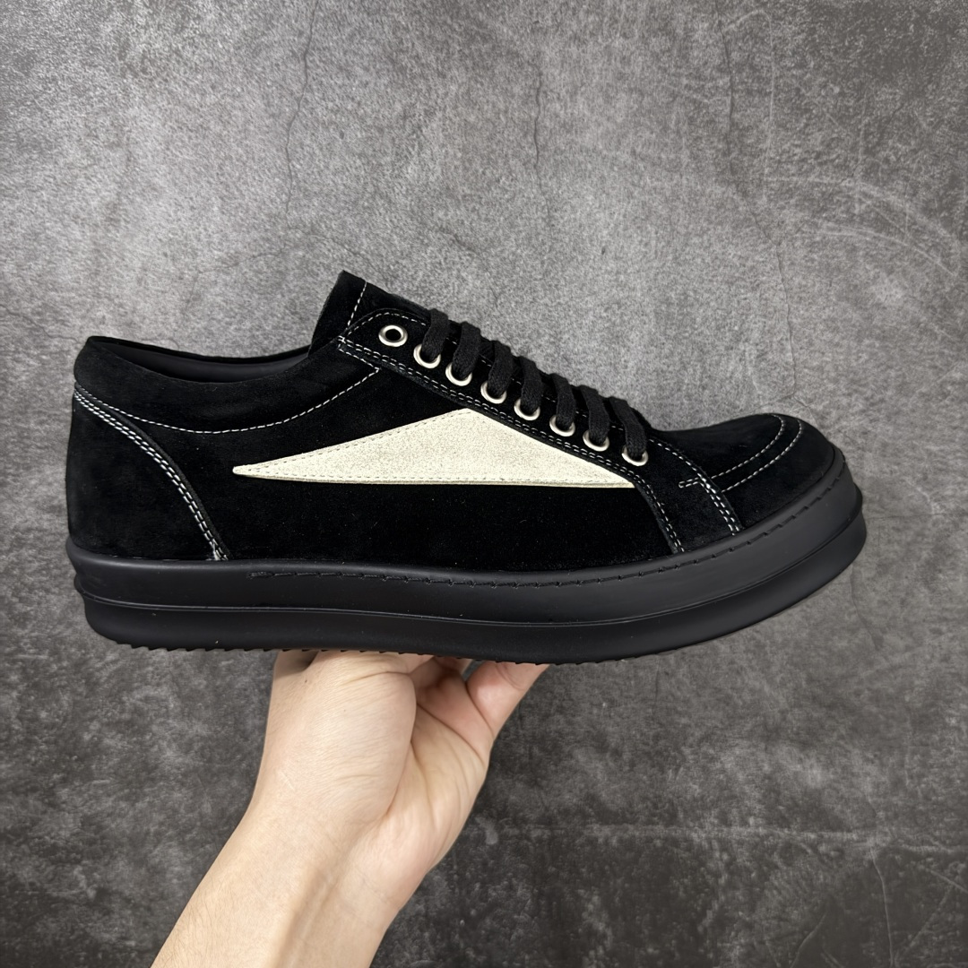 【莞顶渠道】RO欧文斯Rick owens 黑绒白标经典配色 进口原料牛皮 莞产超级顶货 新配色陆续上架 产品只会越做越漂亮💯 鞋头采用原版一致工艺 又翘又歪的效果目前这个技术市面上的任何版本都达不到这个效果 私模开发 细节一步到位不敢说百分百💯保证有百分之98还原 慢工出细活 好的产品不怕晚 这次的开发针对艺术家 收藏家 高品质 的人群 水染粒面小牛皮材质，和针车间距都是极致还原！ 顶级头层的小牛皮，质感无敌，奢侈品的触感！ 定制品牌logo的拉链！超大一比一规格礼盒装，重达3斤以上，外加定制欧文斯保护盒！ 配有日文、英文，双语种配件卡片！细节诠释，一件不落。 鞋盒翻盖 三标，正面+底部都一一做到！虽然增加不了实质的成本，但是打磨产品的细节，再微小也会还原！ 尺码：35 36 37 38 39 40 41 42 43 44 45 46-选品中心