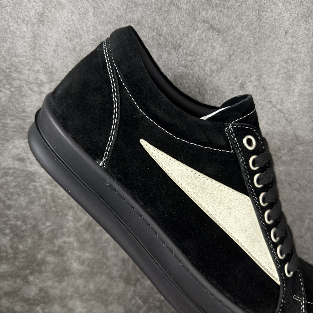 图片[7]-【莞顶渠道】RO欧文斯Rick owens 黑绒白标经典配色 进口原料牛皮 莞产超级顶货 新配色陆续上架 产品只会越做越漂亮💯 鞋头采用原版一致工艺 又翘又歪的效果目前这个技术市面上的任何版本都达不到这个效果 私模开发 细节一步到位不敢说百分百💯保证有百分之98还原 慢工出细活 好的产品不怕晚 这次的开发针对艺术家 收藏家 高品质 的人群 水染粒面小牛皮材质，和针车间距都是极致还原！ 顶级头层的小牛皮，质感无敌，奢侈品的触感！ 定制品牌logo的拉链！超大一比一规格礼盒装，重达3斤以上，外加定制欧文斯保护盒！ 配有日文、英文，双语种配件卡片！细节诠释，一件不落。 鞋盒翻盖 三标，正面+底部都一一做到！虽然增加不了实质的成本，但是打磨产品的细节，再微小也会还原！ 尺码：35 36 37 38 39 40 41 42 43 44 45 46-选品中心