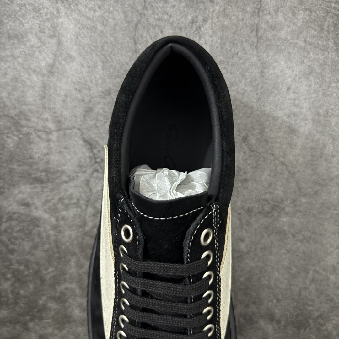 图片[8]-【莞顶渠道】RO欧文斯Rick owens 黑绒白标经典配色 进口原料牛皮 莞产超级顶货 新配色陆续上架 产品只会越做越漂亮💯 鞋头采用原版一致工艺 又翘又歪的效果目前这个技术市面上的任何版本都达不到这个效果 私模开发 细节一步到位不敢说百分百💯保证有百分之98还原 慢工出细活 好的产品不怕晚 这次的开发针对艺术家 收藏家 高品质 的人群 水染粒面小牛皮材质，和针车间距都是极致还原！ 顶级头层的小牛皮，质感无敌，奢侈品的触感！ 定制品牌logo的拉链！超大一比一规格礼盒装，重达3斤以上，外加定制欧文斯保护盒！ 配有日文、英文，双语种配件卡片！细节诠释，一件不落。 鞋盒翻盖 三标，正面+底部都一一做到！虽然增加不了实质的成本，但是打磨产品的细节，再微小也会还原！ 尺码：35 36 37 38 39 40 41 42 43 44 45 46-选品中心