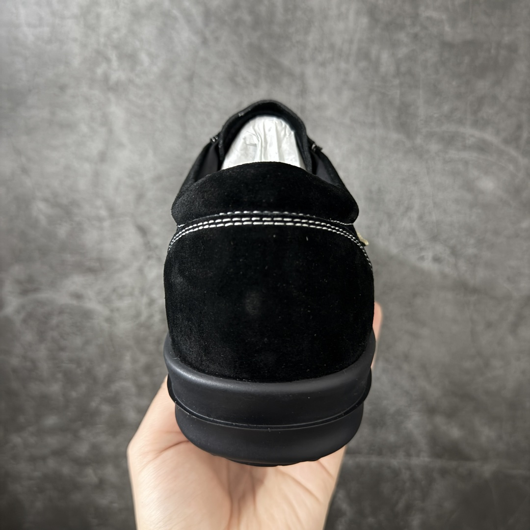 图片[4]-【莞顶渠道】RO欧文斯Rick owens 黑绒白标经典配色 进口原料牛皮 莞产超级顶货 新配色陆续上架 产品只会越做越漂亮💯 鞋头采用原版一致工艺 又翘又歪的效果目前这个技术市面上的任何版本都达不到这个效果 私模开发 细节一步到位不敢说百分百💯保证有百分之98还原 慢工出细活 好的产品不怕晚 这次的开发针对艺术家 收藏家 高品质 的人群 水染粒面小牛皮材质，和针车间距都是极致还原！ 顶级头层的小牛皮，质感无敌，奢侈品的触感！ 定制品牌logo的拉链！超大一比一规格礼盒装，重达3斤以上，外加定制欧文斯保护盒！ 配有日文、英文，双语种配件卡片！细节诠释，一件不落。 鞋盒翻盖 三标，正面+底部都一一做到！虽然增加不了实质的成本，但是打磨产品的细节，再微小也会还原！ 尺码：35 36 37 38 39 40 41 42 43 44 45 46-选品中心