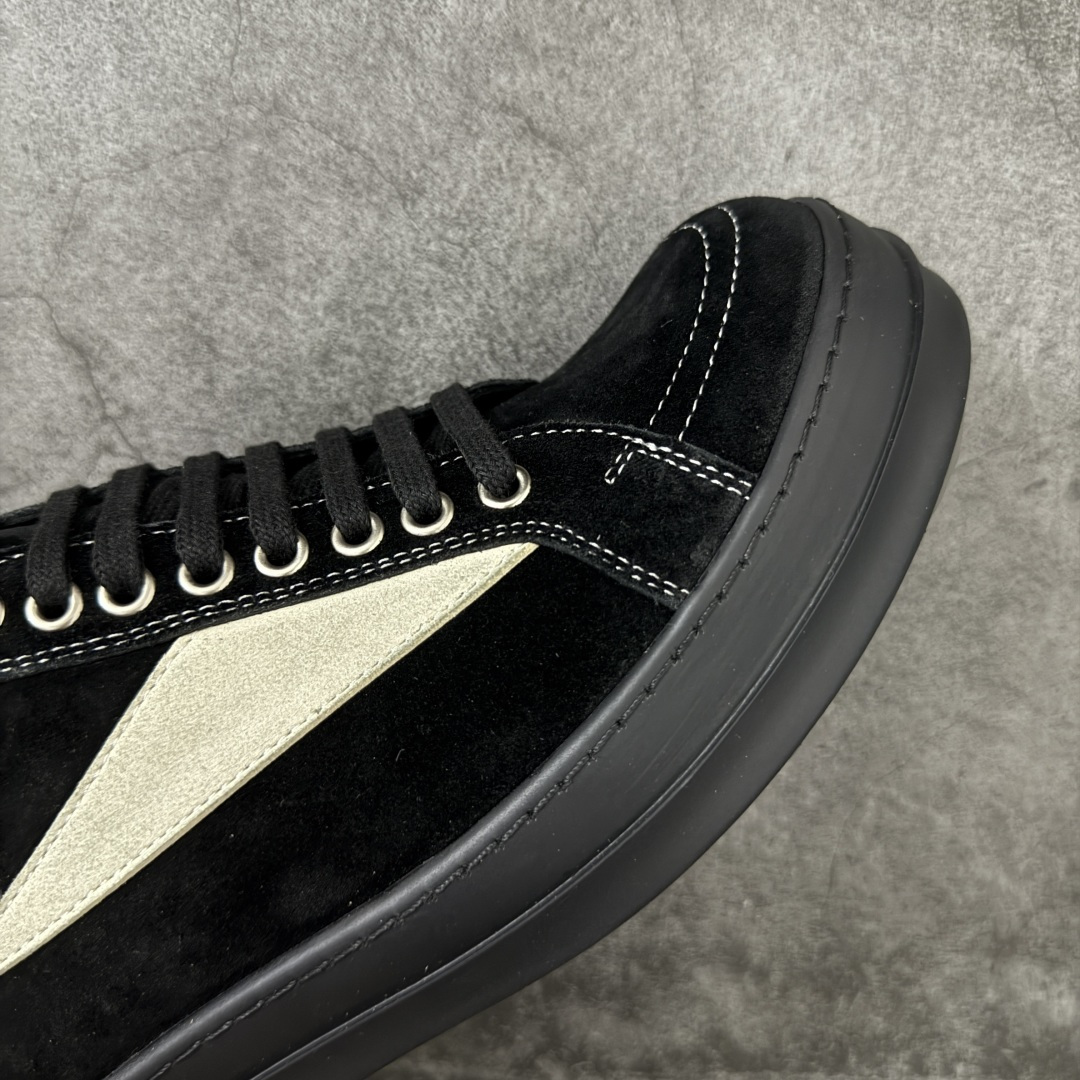 图片[6]-【莞顶渠道】RO欧文斯Rick owens 黑绒白标经典配色 进口原料牛皮 莞产超级顶货 新配色陆续上架 产品只会越做越漂亮💯 鞋头采用原版一致工艺 又翘又歪的效果目前这个技术市面上的任何版本都达不到这个效果 私模开发 细节一步到位不敢说百分百💯保证有百分之98还原 慢工出细活 好的产品不怕晚 这次的开发针对艺术家 收藏家 高品质 的人群 水染粒面小牛皮材质，和针车间距都是极致还原！ 顶级头层的小牛皮，质感无敌，奢侈品的触感！ 定制品牌logo的拉链！超大一比一规格礼盒装，重达3斤以上，外加定制欧文斯保护盒！ 配有日文、英文，双语种配件卡片！细节诠释，一件不落。 鞋盒翻盖 三标，正面+底部都一一做到！虽然增加不了实质的成本，但是打磨产品的细节，再微小也会还原！ 尺码：35 36 37 38 39 40 41 42 43 44 45 46-选品中心