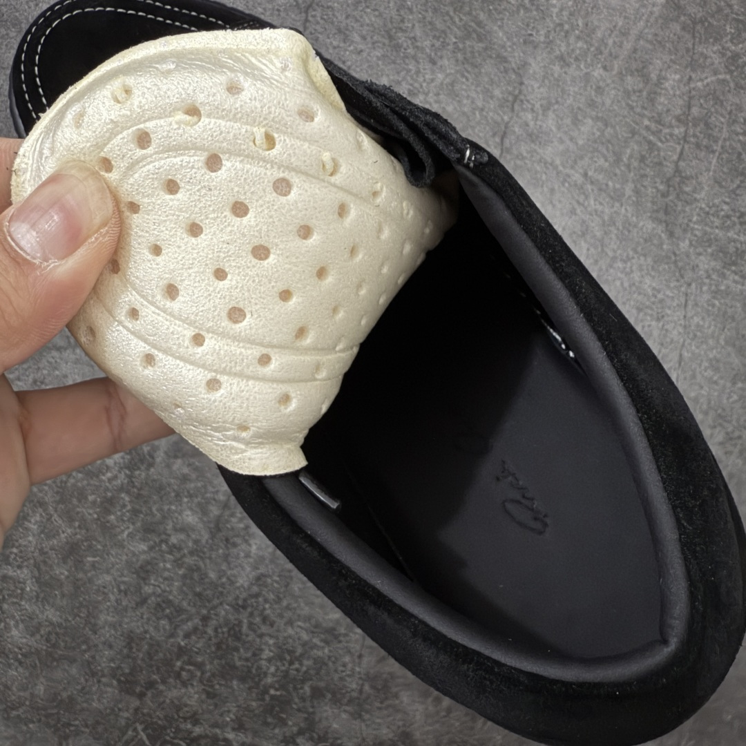 图片[8]-【莞顶渠道】RO欧文斯Rick owens 黑绒白标经典配色 进口原料牛皮 莞产超级顶货 新配色陆续上架 产品只会越做越漂亮💯 鞋头采用原版一致工艺 又翘又歪的效果目前这个技术市面上的任何版本都达不到这个效果 私模开发 细节一步到位不敢说百分百💯保证有百分之98还原 慢工出细活 好的产品不怕晚 这次的开发针对艺术家 收藏家 高品质 的人群 水染粒面小牛皮材质，和针车间距都是极致还原！ 顶级头层的小牛皮，质感无敌，奢侈品的触感！ 定制品牌logo的拉链！超大一比一规格礼盒装，重达3斤以上，外加定制欧文斯保护盒！ 配有日文、英文，双语种配件卡片！细节诠释，一件不落。 鞋盒翻盖 三标，正面+底部都一一做到！虽然增加不了实质的成本，但是打磨产品的细节，再微小也会还原！ 尺码：35 36 37 38 39 40 41 42 43 44 45 46-选品中心