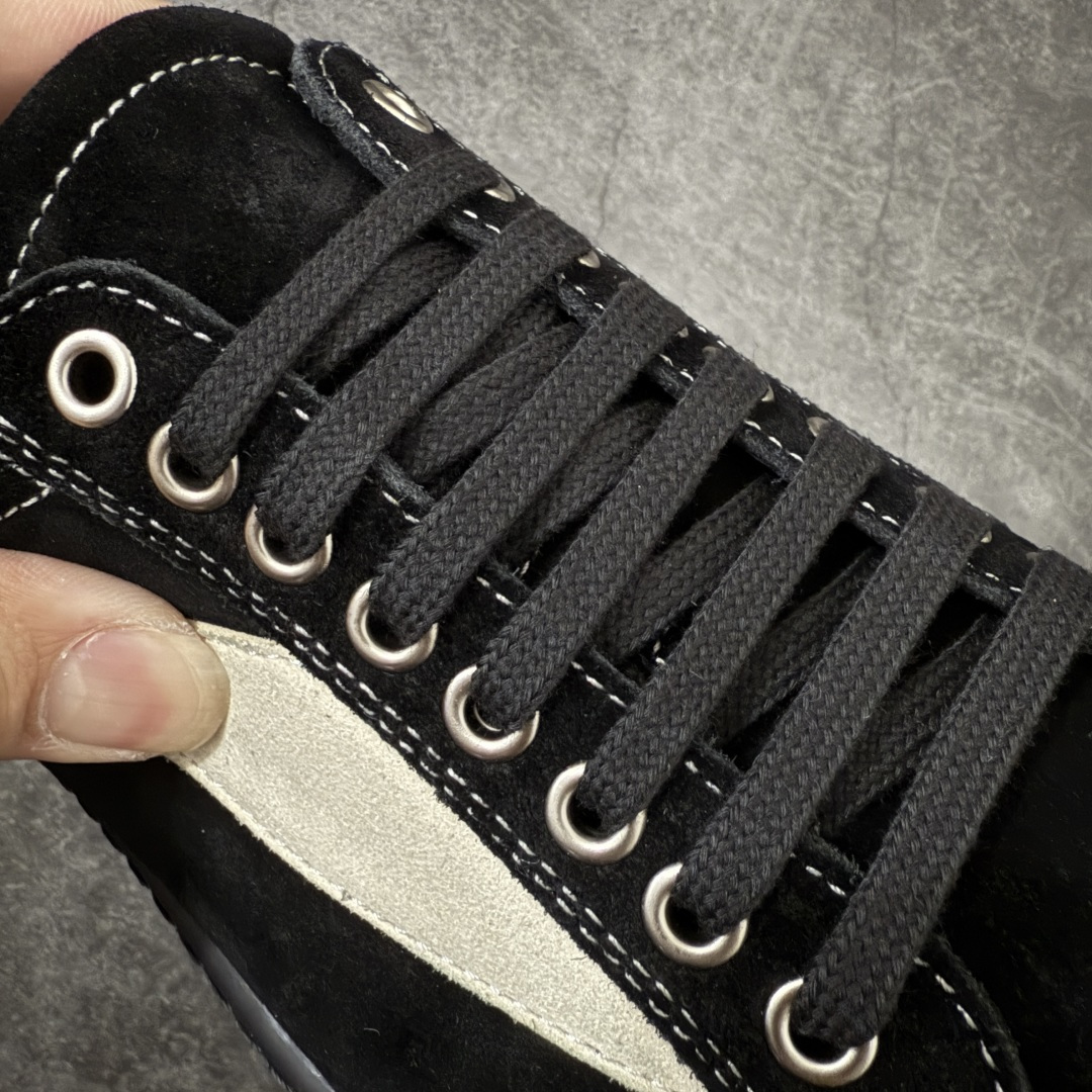 图片[6]-【莞顶渠道】RO欧文斯Rick owens 黑绒白标经典配色 进口原料牛皮 莞产超级顶货 新配色陆续上架 产品只会越做越漂亮💯 鞋头采用原版一致工艺 又翘又歪的效果目前这个技术市面上的任何版本都达不到这个效果 私模开发 细节一步到位不敢说百分百💯保证有百分之98还原 慢工出细活 好的产品不怕晚 这次的开发针对艺术家 收藏家 高品质 的人群 水染粒面小牛皮材质，和针车间距都是极致还原！ 顶级头层的小牛皮，质感无敌，奢侈品的触感！ 定制品牌logo的拉链！超大一比一规格礼盒装，重达3斤以上，外加定制欧文斯保护盒！ 配有日文、英文，双语种配件卡片！细节诠释，一件不落。 鞋盒翻盖 三标，正面+底部都一一做到！虽然增加不了实质的成本，但是打磨产品的细节，再微小也会还原！ 尺码：35 36 37 38 39 40 41 42 43 44 45 46-选品中心