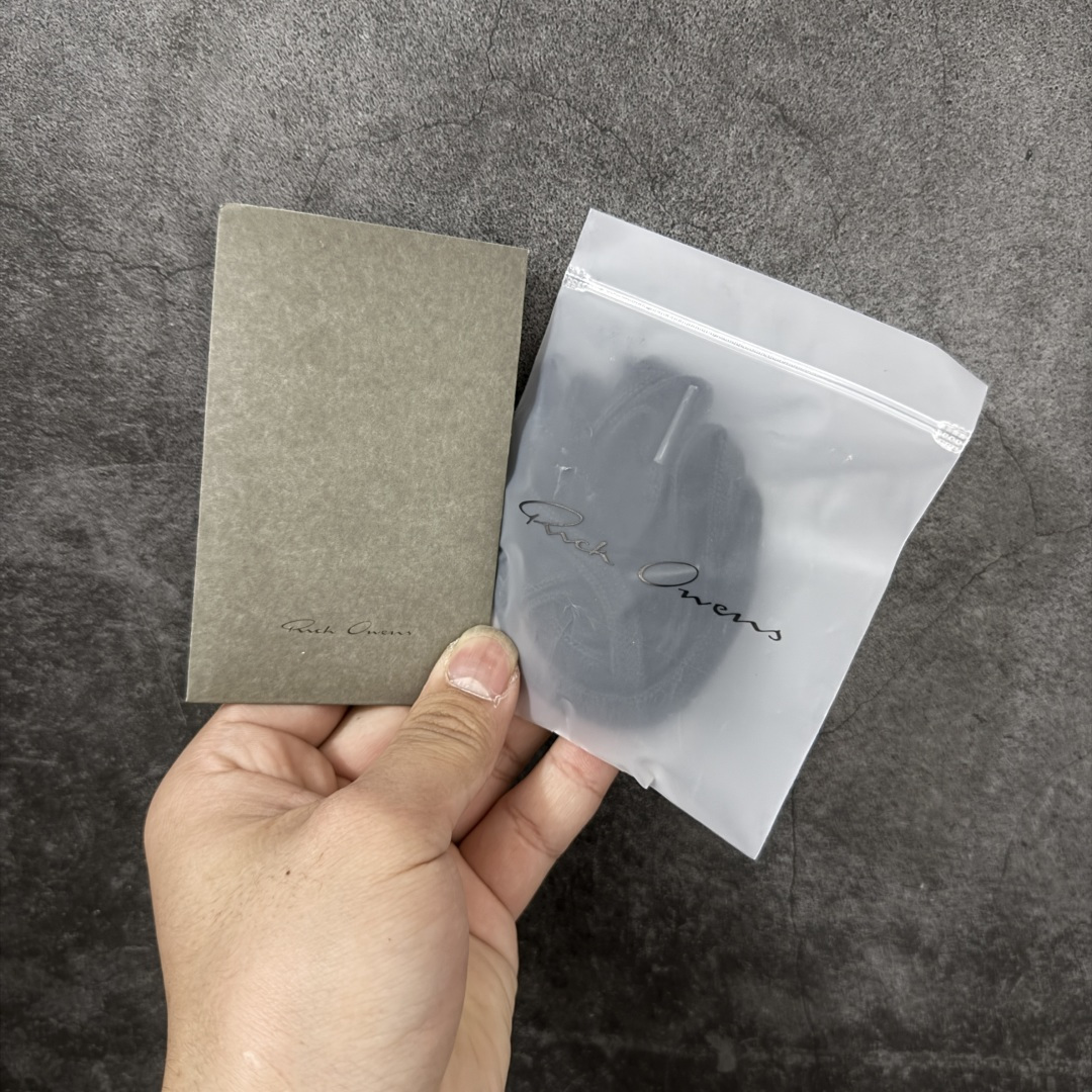 图片[10]-【莞顶渠道】RO欧文斯Rick owens 黑绒白标经典配色 进口原料牛皮 莞产超级顶货 新配色陆续上架 产品只会越做越漂亮💯 鞋头采用原版一致工艺 又翘又歪的效果目前这个技术市面上的任何版本都达不到这个效果 私模开发 细节一步到位不敢说百分百💯保证有百分之98还原 慢工出细活 好的产品不怕晚 这次的开发针对艺术家 收藏家 高品质 的人群 水染粒面小牛皮材质，和针车间距都是极致还原！ 顶级头层的小牛皮，质感无敌，奢侈品的触感！ 定制品牌logo的拉链！超大一比一规格礼盒装，重达3斤以上，外加定制欧文斯保护盒！ 配有日文、英文，双语种配件卡片！细节诠释，一件不落。 鞋盒翻盖 三标，正面+底部都一一做到！虽然增加不了实质的成本，但是打磨产品的细节，再微小也会还原！ 尺码：35 36 37 38 39 40 41 42 43 44 45 46-选品中心