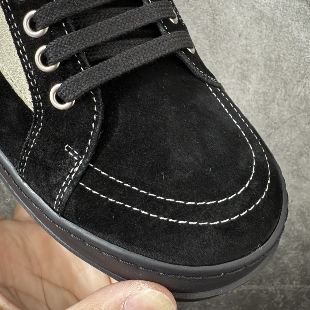 图片[5]-【莞顶渠道】RO欧文斯Rick owens 黑绒白标经典配色 进口原料牛皮 莞产超级顶货 新配色陆续上架 产品只会越做越漂亮💯 鞋头采用原版一致工艺 又翘又歪的效果目前这个技术市面上的任何版本都达不到这个效果 私模开发 细节一步到位不敢说百分百💯保证有百分之98还原 慢工出细活 好的产品不怕晚 这次的开发针对艺术家 收藏家 高品质 的人群 水染粒面小牛皮材质，和针车间距都是极致还原！ 顶级头层的小牛皮，质感无敌，奢侈品的触感！ 定制品牌logo的拉链！超大一比一规格礼盒装，重达3斤以上，外加定制欧文斯保护盒！ 配有日文、英文，双语种配件卡片！细节诠释，一件不落。 鞋盒翻盖 三标，正面+底部都一一做到！虽然增加不了实质的成本，但是打磨产品的细节，再微小也会还原！ 尺码：35 36 37 38 39 40 41 42 43 44 45 46-选品中心
