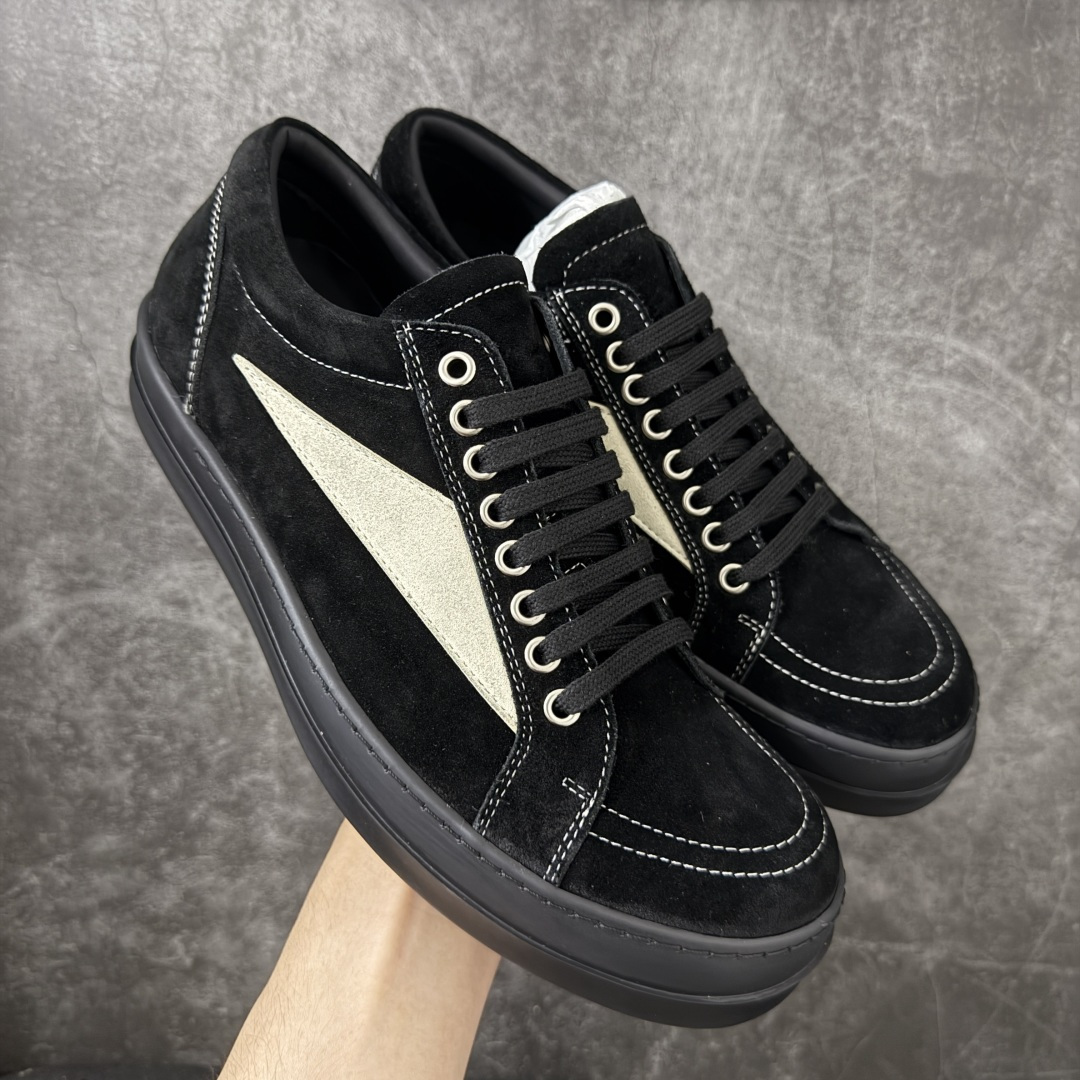 【莞顶渠道】RO欧文斯Rick owens 黑绒白标经典配色 进口原料牛皮 莞产超级顶货 新配色陆续上架 产品只会越做越漂亮💯 鞋头采用原版一致工艺 又翘又歪的效果目前这个技术市面上的任何版本都达不到这个效果 私模开发 细节一步到位不敢说百分百💯保证有百分之98还原 慢工出细活 好的产品不怕晚 这次的开发针对艺术家 收藏家 高品质 的人群 水染粒面小牛皮材质，和针车间距都是极致还原！ 顶级头层的小牛皮，质感无敌，奢侈品的触感！ 定制品牌logo的拉链！超大一比一规格礼盒装，重达3斤以上，外加定制欧文斯保护盒！ 配有日文、英文，双语种配件卡片！细节诠释，一件不落。 鞋盒翻盖 三标，正面+底部都一一做到！虽然增加不了实质的成本，但是打磨产品的细节，再微小也会还原！ 尺码：35 36 37 38 39 40 41 42 43 44 45 46-选品中心