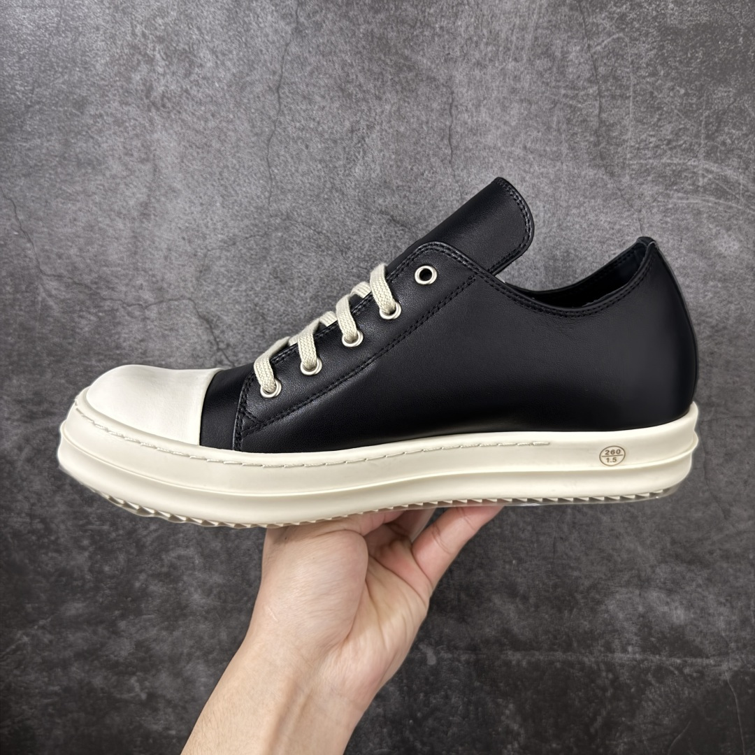 图片[2]-【莞顶渠道】RO欧文斯Rick owens 黑白皮长鞋舌六孔 进口原料牛皮 莞产超级顶货 新配色陆续上架 产品只会越做越漂亮💯 鞋头采用原版一致工艺 又翘又歪的效果目前这个技术市面上的任何版本都达不到这个效果 私模开发 细节一步到位不敢说百分百💯保证有百分之98还原 慢工出细活 好的产品不怕晚 这次的开发针对艺术家 收藏家 高品质 的人群 水染粒面小牛皮材质，和针车间距都是极致还原！ 顶级头层的小牛皮，质感无敌，奢侈品的触感！ 定制品牌logo的拉链！超大一比一规格礼盒装，重达3斤以上，外加定制欧文斯保护盒！ 配有日文、英文，双语种配件卡片！细节诠释，一件不落。 鞋盒翻盖 三标，正面+底部都一一做到！虽然增加不了实质的成本，但是打磨产品的细节，再微小也会还原！ 尺码：35 36 37 38 39 40 41 42 43 44 45 46-选品中心