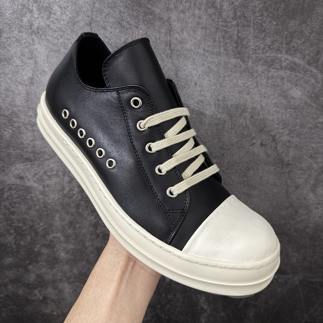 图片[3]-【莞顶渠道】RO欧文斯Rick owens 黑白皮长鞋舌六孔 进口原料牛皮 莞产超级顶货 新配色陆续上架 产品只会越做越漂亮💯 鞋头采用原版一致工艺 又翘又歪的效果目前这个技术市面上的任何版本都达不到这个效果 私模开发 细节一步到位不敢说百分百💯保证有百分之98还原 慢工出细活 好的产品不怕晚 这次的开发针对艺术家 收藏家 高品质 的人群 水染粒面小牛皮材质，和针车间距都是极致还原！ 顶级头层的小牛皮，质感无敌，奢侈品的触感！ 定制品牌logo的拉链！超大一比一规格礼盒装，重达3斤以上，外加定制欧文斯保护盒！ 配有日文、英文，双语种配件卡片！细节诠释，一件不落。 鞋盒翻盖 三标，正面+底部都一一做到！虽然增加不了实质的成本，但是打磨产品的细节，再微小也会还原！ 尺码：35 36 37 38 39 40 41 42 43 44 45 46-选品中心