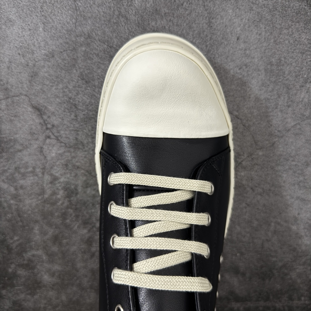 图片[5]-【莞顶渠道】RO欧文斯Rick owens 黑白皮长鞋舌六孔 进口原料牛皮 莞产超级顶货 新配色陆续上架 产品只会越做越漂亮💯 鞋头采用原版一致工艺 又翘又歪的效果目前这个技术市面上的任何版本都达不到这个效果 私模开发 细节一步到位不敢说百分百💯保证有百分之98还原 慢工出细活 好的产品不怕晚 这次的开发针对艺术家 收藏家 高品质 的人群 水染粒面小牛皮材质，和针车间距都是极致还原！ 顶级头层的小牛皮，质感无敌，奢侈品的触感！ 定制品牌logo的拉链！超大一比一规格礼盒装，重达3斤以上，外加定制欧文斯保护盒！ 配有日文、英文，双语种配件卡片！细节诠释，一件不落。 鞋盒翻盖 三标，正面+底部都一一做到！虽然增加不了实质的成本，但是打磨产品的细节，再微小也会还原！ 尺码：35 36 37 38 39 40 41 42 43 44 45 46-选品中心