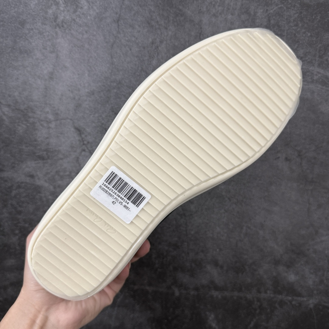 图片[9]-【莞顶渠道】RO欧文斯Rick owens 黑白皮长鞋舌六孔 进口原料牛皮 莞产超级顶货 新配色陆续上架 产品只会越做越漂亮💯 鞋头采用原版一致工艺 又翘又歪的效果目前这个技术市面上的任何版本都达不到这个效果 私模开发 细节一步到位不敢说百分百💯保证有百分之98还原 慢工出细活 好的产品不怕晚 这次的开发针对艺术家 收藏家 高品质 的人群 水染粒面小牛皮材质，和针车间距都是极致还原！ 顶级头层的小牛皮，质感无敌，奢侈品的触感！ 定制品牌logo的拉链！超大一比一规格礼盒装，重达3斤以上，外加定制欧文斯保护盒！ 配有日文、英文，双语种配件卡片！细节诠释，一件不落。 鞋盒翻盖 三标，正面+底部都一一做到！虽然增加不了实质的成本，但是打磨产品的细节，再微小也会还原！ 尺码：35 36 37 38 39 40 41 42 43 44 45 46-选品中心