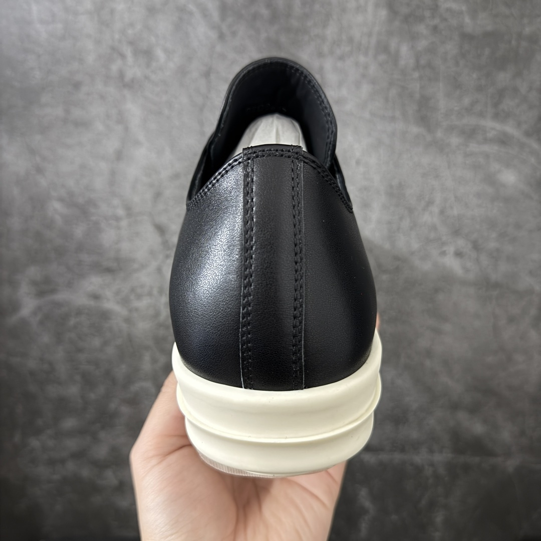 图片[4]-【莞顶渠道】RO欧文斯Rick owens 黑白皮长鞋舌六孔 进口原料牛皮 莞产超级顶货 新配色陆续上架 产品只会越做越漂亮💯 鞋头采用原版一致工艺 又翘又歪的效果目前这个技术市面上的任何版本都达不到这个效果 私模开发 细节一步到位不敢说百分百💯保证有百分之98还原 慢工出细活 好的产品不怕晚 这次的开发针对艺术家 收藏家 高品质 的人群 水染粒面小牛皮材质，和针车间距都是极致还原！ 顶级头层的小牛皮，质感无敌，奢侈品的触感！ 定制品牌logo的拉链！超大一比一规格礼盒装，重达3斤以上，外加定制欧文斯保护盒！ 配有日文、英文，双语种配件卡片！细节诠释，一件不落。 鞋盒翻盖 三标，正面+底部都一一做到！虽然增加不了实质的成本，但是打磨产品的细节，再微小也会还原！ 尺码：35 36 37 38 39 40 41 42 43 44 45 46-选品中心