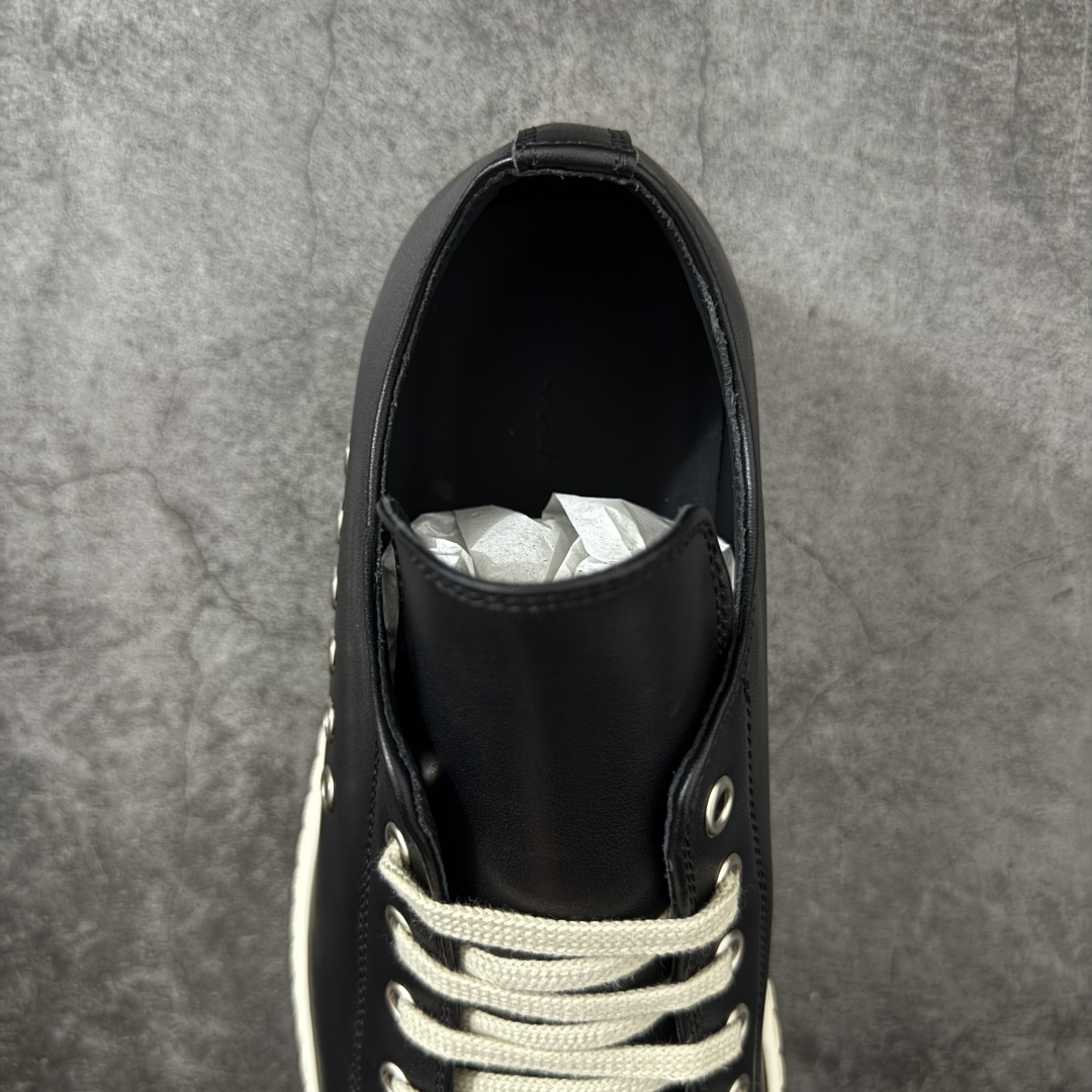 图片[8]-【莞顶渠道】RO欧文斯Rick owens 黑白皮长鞋舌六孔 进口原料牛皮 莞产超级顶货 新配色陆续上架 产品只会越做越漂亮💯 鞋头采用原版一致工艺 又翘又歪的效果目前这个技术市面上的任何版本都达不到这个效果 私模开发 细节一步到位不敢说百分百💯保证有百分之98还原 慢工出细活 好的产品不怕晚 这次的开发针对艺术家 收藏家 高品质 的人群 水染粒面小牛皮材质，和针车间距都是极致还原！ 顶级头层的小牛皮，质感无敌，奢侈品的触感！ 定制品牌logo的拉链！超大一比一规格礼盒装，重达3斤以上，外加定制欧文斯保护盒！ 配有日文、英文，双语种配件卡片！细节诠释，一件不落。 鞋盒翻盖 三标，正面+底部都一一做到！虽然增加不了实质的成本，但是打磨产品的细节，再微小也会还原！ 尺码：35 36 37 38 39 40 41 42 43 44 45 46-选品中心