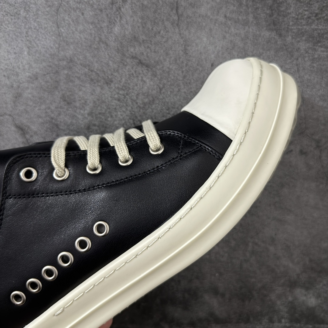 图片[6]-【莞顶渠道】RO欧文斯Rick owens 黑白皮长鞋舌六孔 进口原料牛皮 莞产超级顶货 新配色陆续上架 产品只会越做越漂亮💯 鞋头采用原版一致工艺 又翘又歪的效果目前这个技术市面上的任何版本都达不到这个效果 私模开发 细节一步到位不敢说百分百💯保证有百分之98还原 慢工出细活 好的产品不怕晚 这次的开发针对艺术家 收藏家 高品质 的人群 水染粒面小牛皮材质，和针车间距都是极致还原！ 顶级头层的小牛皮，质感无敌，奢侈品的触感！ 定制品牌logo的拉链！超大一比一规格礼盒装，重达3斤以上，外加定制欧文斯保护盒！ 配有日文、英文，双语种配件卡片！细节诠释，一件不落。 鞋盒翻盖 三标，正面+底部都一一做到！虽然增加不了实质的成本，但是打磨产品的细节，再微小也会还原！ 尺码：35 36 37 38 39 40 41 42 43 44 45 46-选品中心
