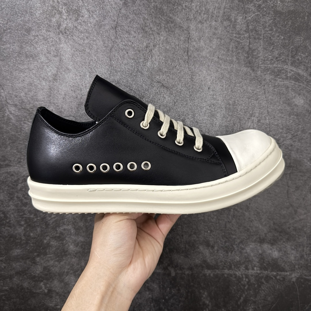 【莞顶渠道】RO欧文斯Rick owens 黑白皮长鞋舌六孔 进口原料牛皮 莞产超级顶货 新配色陆续上架 产品只会越做越漂亮💯 鞋头采用原版一致工艺 又翘又歪的效果目前这个技术市面上的任何版本都达不到这个效果 私模开发 细节一步到位不敢说百分百💯保证有百分之98还原 慢工出细活 好的产品不怕晚 这次的开发针对艺术家 收藏家 高品质 的人群 水染粒面小牛皮材质，和针车间距都是极致还原！ 顶级头层的小牛皮，质感无敌，奢侈品的触感！ 定制品牌logo的拉链！超大一比一规格礼盒装，重达3斤以上，外加定制欧文斯保护盒！ 配有日文、英文，双语种配件卡片！细节诠释，一件不落。 鞋盒翻盖 三标，正面+底部都一一做到！虽然增加不了实质的成本，但是打磨产品的细节，再微小也会还原！ 尺码：35 36 37 38 39 40 41 42 43 44 45 46-选品中心
