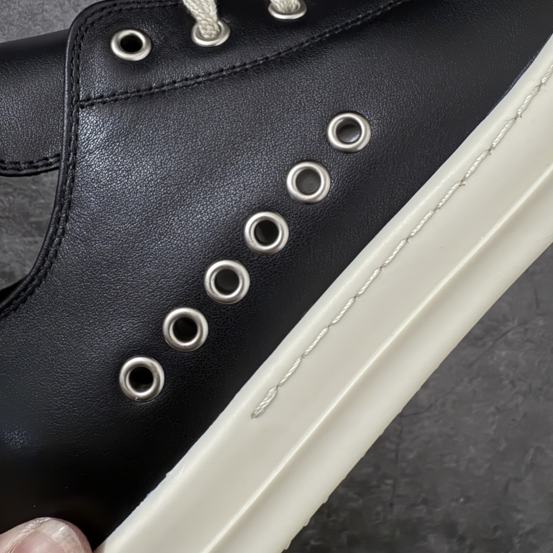 图片[3]-【莞顶渠道】RO欧文斯Rick owens 黑白皮长鞋舌六孔 进口原料牛皮 莞产超级顶货 新配色陆续上架 产品只会越做越漂亮💯 鞋头采用原版一致工艺 又翘又歪的效果目前这个技术市面上的任何版本都达不到这个效果 私模开发 细节一步到位不敢说百分百💯保证有百分之98还原 慢工出细活 好的产品不怕晚 这次的开发针对艺术家 收藏家 高品质 的人群 水染粒面小牛皮材质，和针车间距都是极致还原！ 顶级头层的小牛皮，质感无敌，奢侈品的触感！ 定制品牌logo的拉链！超大一比一规格礼盒装，重达3斤以上，外加定制欧文斯保护盒！ 配有日文、英文，双语种配件卡片！细节诠释，一件不落。 鞋盒翻盖 三标，正面+底部都一一做到！虽然增加不了实质的成本，但是打磨产品的细节，再微小也会还原！ 尺码：35 36 37 38 39 40 41 42 43 44 45 46-选品中心