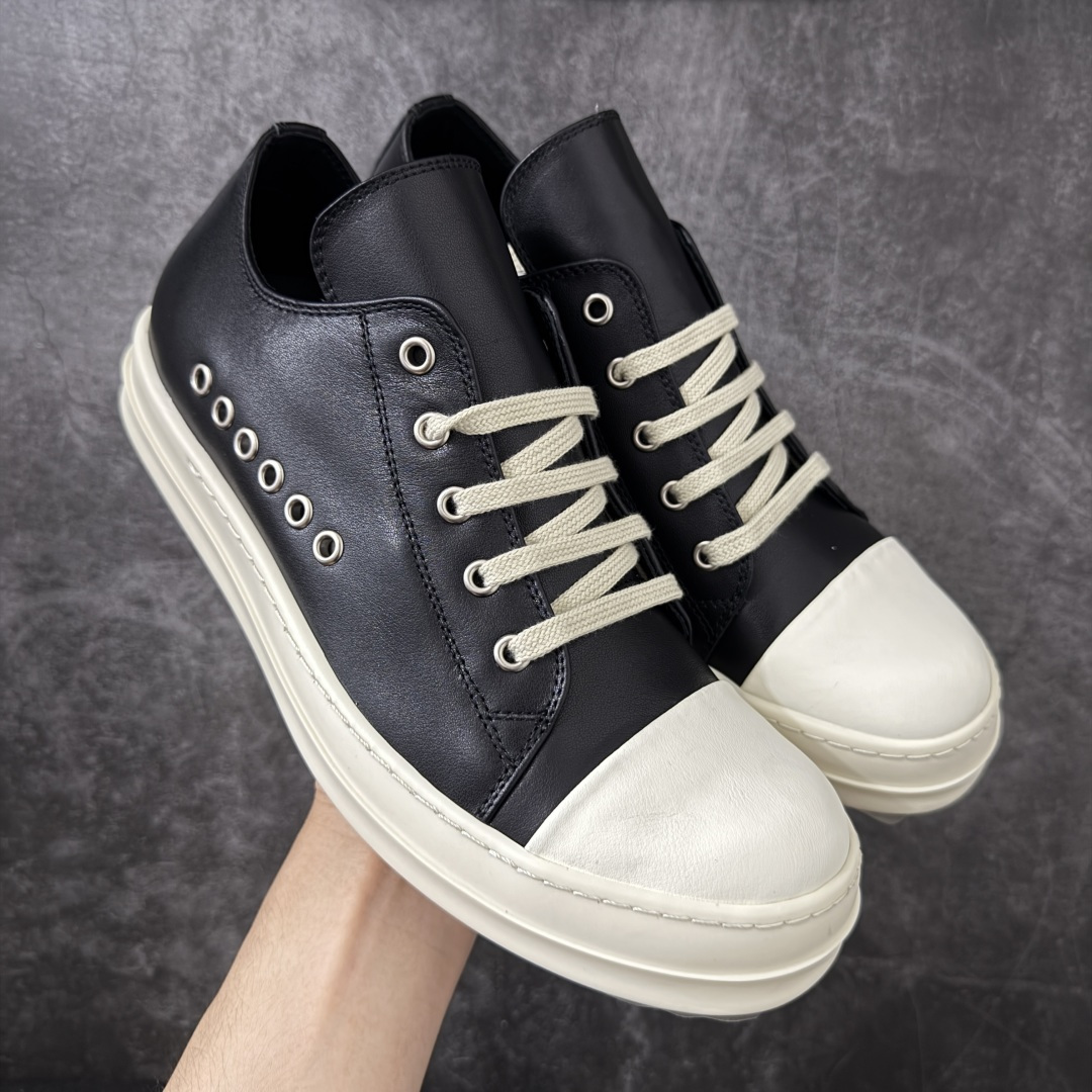 【莞顶渠道】RO欧文斯Rick owens 黑白皮长鞋舌六孔 进口原料牛皮 莞产超级顶货 新配色陆续上架 产品只会越做越漂亮💯 鞋头采用原版一致工艺 又翘又歪的效果目前这个技术市面上的任何版本都达不到这个效果 私模开发 细节一步到位不敢说百分百💯保证有百分之98还原 慢工出细活 好的产品不怕晚 这次的开发针对艺术家 收藏家 高品质 的人群 水染粒面小牛皮材质，和针车间距都是极致还原！ 顶级头层的小牛皮，质感无敌，奢侈品的触感！ 定制品牌logo的拉链！超大一比一规格礼盒装，重达3斤以上，外加定制欧文斯保护盒！ 配有日文、英文，双语种配件卡片！细节诠释，一件不落。 鞋盒翻盖 三标，正面+底部都一一做到！虽然增加不了实质的成本，但是打磨产品的细节，再微小也会还原！ 尺码：35 36 37 38 39 40 41 42 43 44 45 46-选品中心