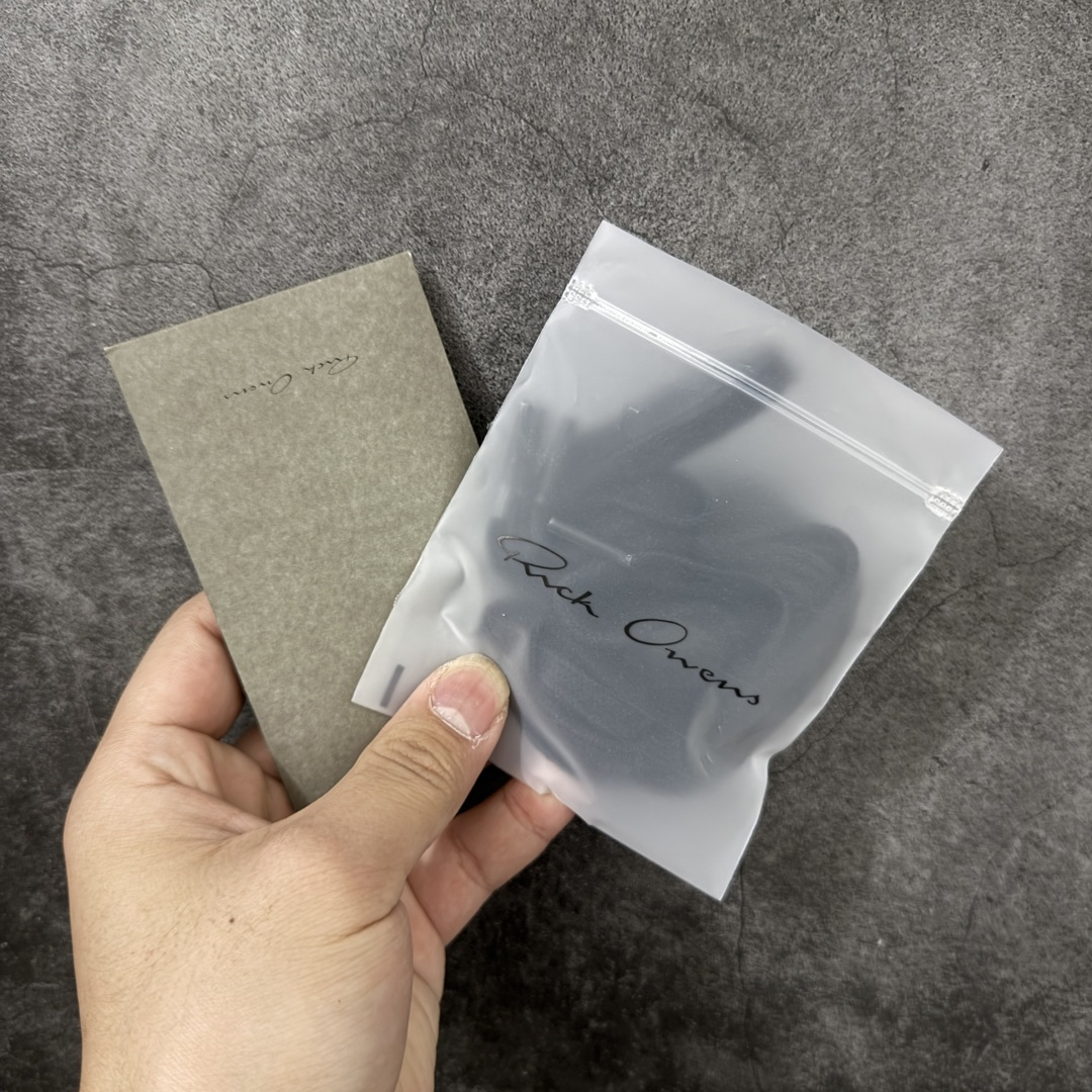 图片[10]-【莞顶渠道】RO欧文斯Rick owens 黑白皮长鞋舌六孔 进口原料牛皮 莞产超级顶货 新配色陆续上架 产品只会越做越漂亮💯 鞋头采用原版一致工艺 又翘又歪的效果目前这个技术市面上的任何版本都达不到这个效果 私模开发 细节一步到位不敢说百分百💯保证有百分之98还原 慢工出细活 好的产品不怕晚 这次的开发针对艺术家 收藏家 高品质 的人群 水染粒面小牛皮材质，和针车间距都是极致还原！ 顶级头层的小牛皮，质感无敌，奢侈品的触感！ 定制品牌logo的拉链！超大一比一规格礼盒装，重达3斤以上，外加定制欧文斯保护盒！ 配有日文、英文，双语种配件卡片！细节诠释，一件不落。 鞋盒翻盖 三标，正面+底部都一一做到！虽然增加不了实质的成本，但是打磨产品的细节，再微小也会还原！ 尺码：35 36 37 38 39 40 41 42 43 44 45 46-选品中心