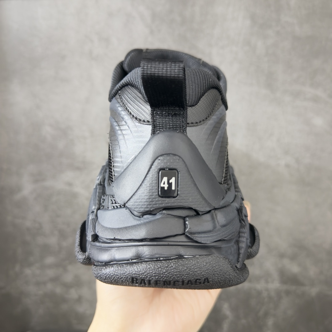图片[4]-【XA版本】Balenciaga巴黎世家 Triple S .2 厚底系带 低帮 老爹鞋 Balenciaga是由被誉为代表二十世纪的伟大天才设计师 CristobalBalenciaga 创立的，在品牌创立的大半个世纪以来，巴黎世家一直以时尚、典雅闻名于时装界，它的主题产品有女士和男士提包、机车包、鞋子和时装，在15年王大仁卸任品牌设计师后，品牌的风格发生了翻天覆地的变化，凭借着人气超高的街头风T恤、老爹鞋等迅速霸屏各大时装周和时尚圈 货号：865849WTRS21011 尺码：35 36 37 38 39 40 41 42 43 44 45 46-选品中心