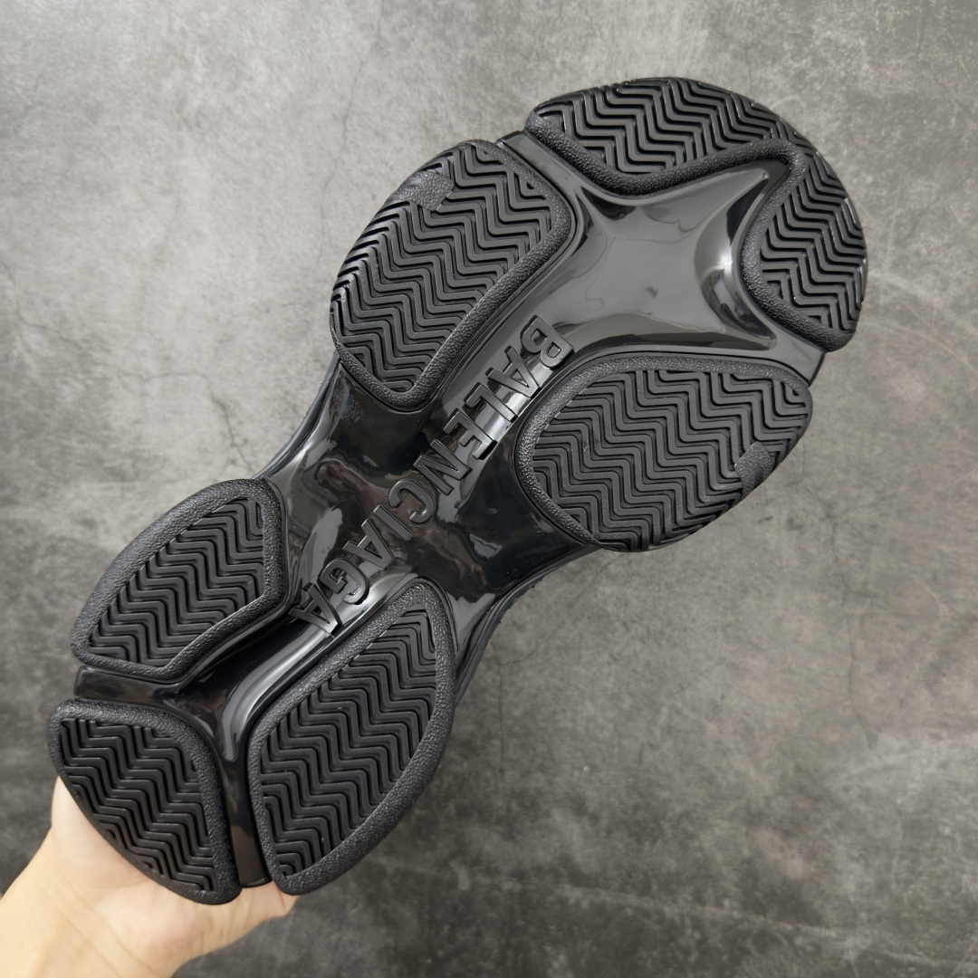 图片[9]-【XA版本】Balenciaga巴黎世家 Triple S .2 厚底系带 低帮 老爹鞋 Balenciaga是由被誉为代表二十世纪的伟大天才设计师 CristobalBalenciaga 创立的，在品牌创立的大半个世纪以来，巴黎世家一直以时尚、典雅闻名于时装界，它的主题产品有女士和男士提包、机车包、鞋子和时装，在15年王大仁卸任品牌设计师后，品牌的风格发生了翻天覆地的变化，凭借着人气超高的街头风T恤、老爹鞋等迅速霸屏各大时装周和时尚圈 货号：865849WTRS21011 尺码：35 36 37 38 39 40 41 42 43 44 45 46-选品中心