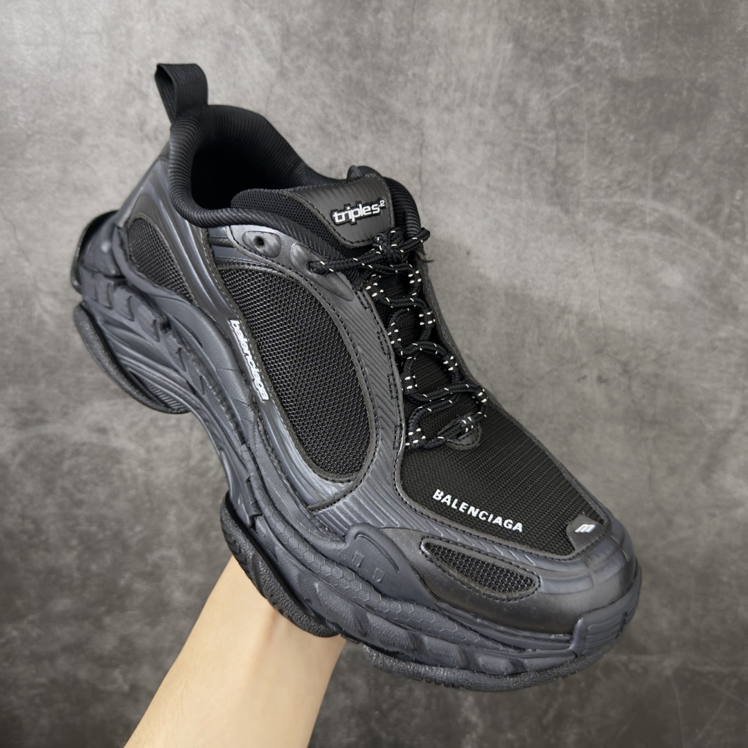 图片[3]-【XA版本】Balenciaga巴黎世家 Triple S .2 厚底系带 低帮 老爹鞋 Balenciaga是由被誉为代表二十世纪的伟大天才设计师 CristobalBalenciaga 创立的，在品牌创立的大半个世纪以来，巴黎世家一直以时尚、典雅闻名于时装界，它的主题产品有女士和男士提包、机车包、鞋子和时装，在15年王大仁卸任品牌设计师后，品牌的风格发生了翻天覆地的变化，凭借着人气超高的街头风T恤、老爹鞋等迅速霸屏各大时装周和时尚圈 货号：865849WTRS21011 尺码：35 36 37 38 39 40 41 42 43 44 45 46-选品中心