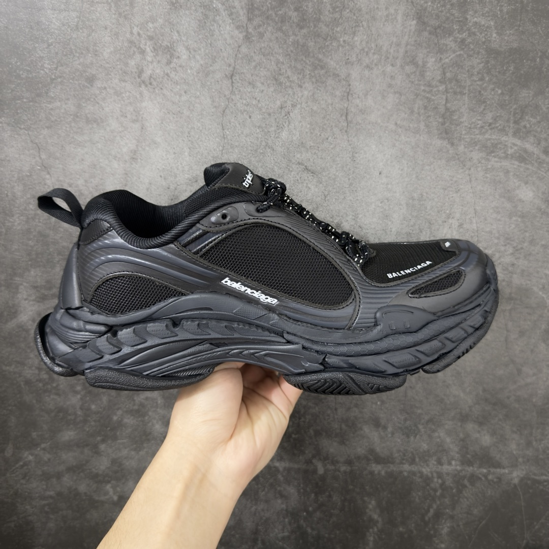 【XA版本】Balenciaga巴黎世家 Triple S .2 厚底系带 低帮 老爹鞋 Balenciaga是由被誉为代表二十世纪的伟大天才设计师 CristobalBalenciaga 创立的，在品牌创立的大半个世纪以来，巴黎世家一直以时尚、典雅闻名于时装界，它的主题产品有女士和男士提包、机车包、鞋子和时装，在15年王大仁卸任品牌设计师后，品牌的风格发生了翻天覆地的变化，凭借着人气超高的街头风T恤、老爹鞋等迅速霸屏各大时装周和时尚圈 货号：865849WTRS21011 尺码：35 36 37 38 39 40 41 42 43 44 45 46-选品中心