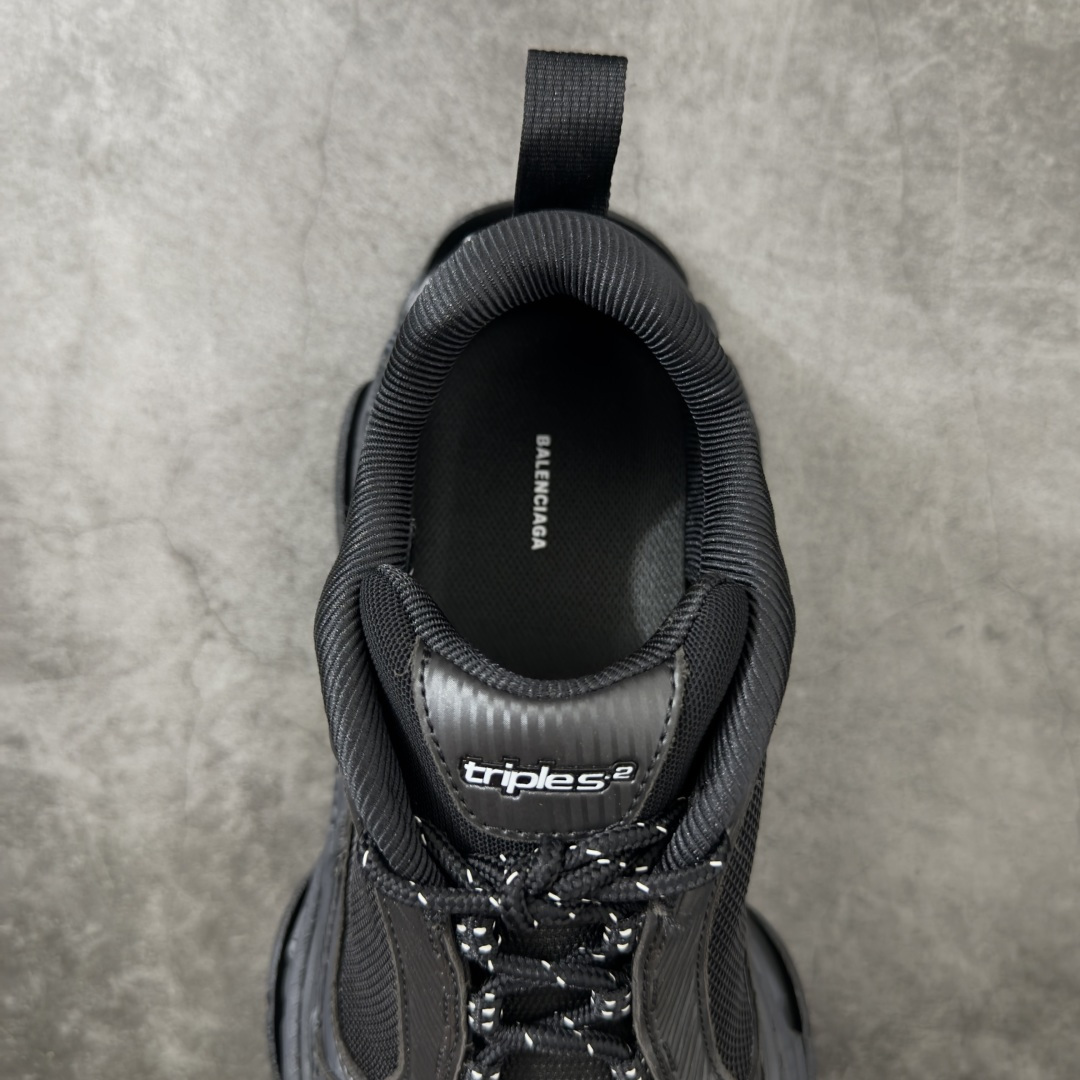 图片[8]-【XA版本】Balenciaga巴黎世家 Triple S .2 厚底系带 低帮 老爹鞋 Balenciaga是由被誉为代表二十世纪的伟大天才设计师 CristobalBalenciaga 创立的，在品牌创立的大半个世纪以来，巴黎世家一直以时尚、典雅闻名于时装界，它的主题产品有女士和男士提包、机车包、鞋子和时装，在15年王大仁卸任品牌设计师后，品牌的风格发生了翻天覆地的变化，凭借着人气超高的街头风T恤、老爹鞋等迅速霸屏各大时装周和时尚圈 货号：865849WTRS21011 尺码：35 36 37 38 39 40 41 42 43 44 45 46-选品中心