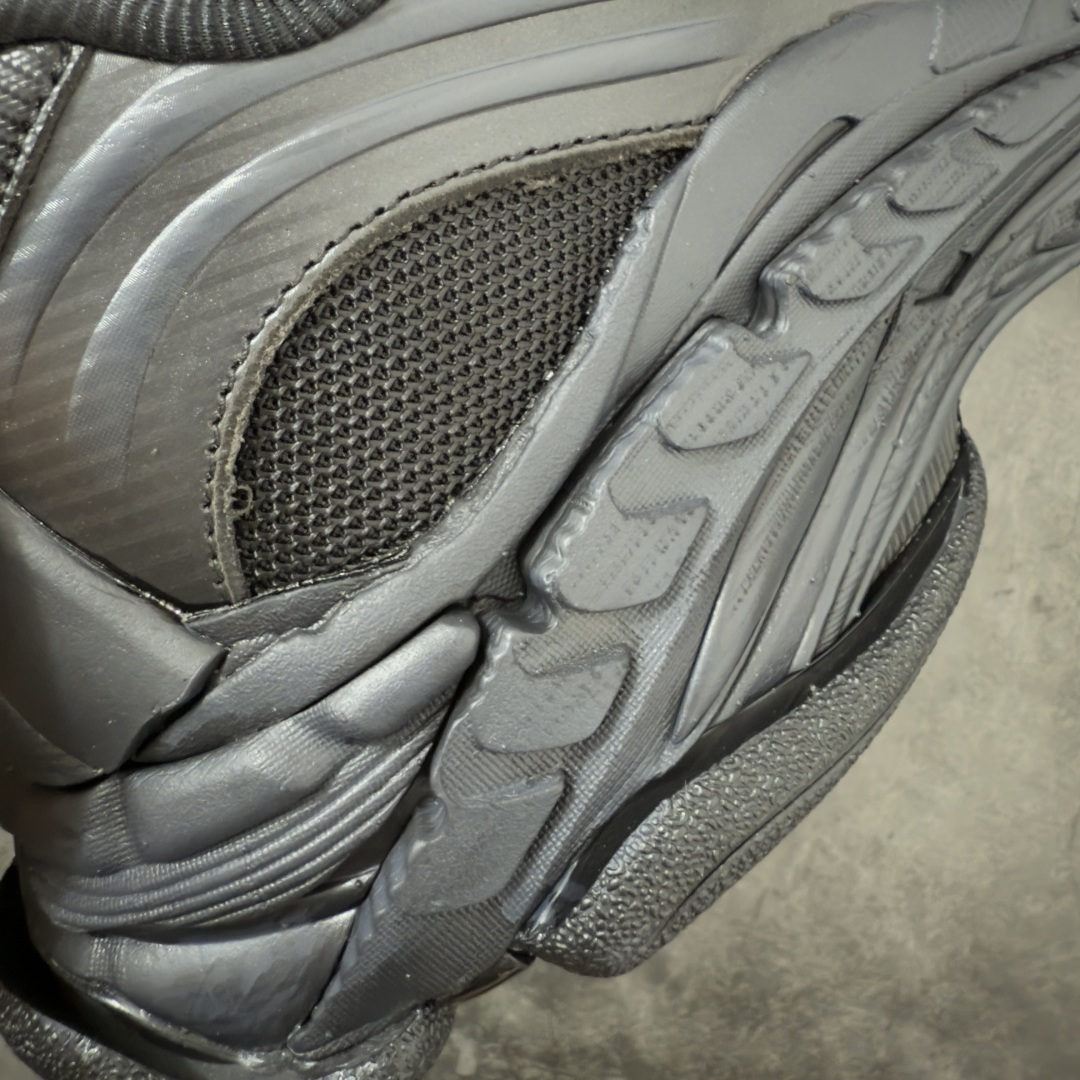 图片[3]-【XA版本】Balenciaga巴黎世家 Triple S .2 厚底系带 低帮 老爹鞋 Balenciaga是由被誉为代表二十世纪的伟大天才设计师 CristobalBalenciaga 创立的，在品牌创立的大半个世纪以来，巴黎世家一直以时尚、典雅闻名于时装界，它的主题产品有女士和男士提包、机车包、鞋子和时装，在15年王大仁卸任品牌设计师后，品牌的风格发生了翻天覆地的变化，凭借着人气超高的街头风T恤、老爹鞋等迅速霸屏各大时装周和时尚圈 货号：865849WTRS21011 尺码：35 36 37 38 39 40 41 42 43 44 45 46-选品中心