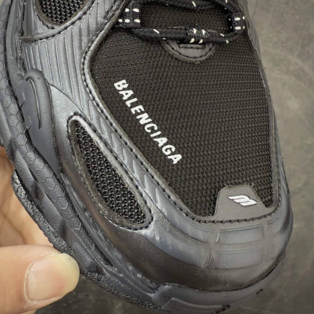 图片[5]-【XA版本】Balenciaga巴黎世家 Triple S .2 厚底系带 低帮 老爹鞋 Balenciaga是由被誉为代表二十世纪的伟大天才设计师 CristobalBalenciaga 创立的，在品牌创立的大半个世纪以来，巴黎世家一直以时尚、典雅闻名于时装界，它的主题产品有女士和男士提包、机车包、鞋子和时装，在15年王大仁卸任品牌设计师后，品牌的风格发生了翻天覆地的变化，凭借着人气超高的街头风T恤、老爹鞋等迅速霸屏各大时装周和时尚圈 货号：865849WTRS21011 尺码：35 36 37 38 39 40 41 42 43 44 45 46-选品中心