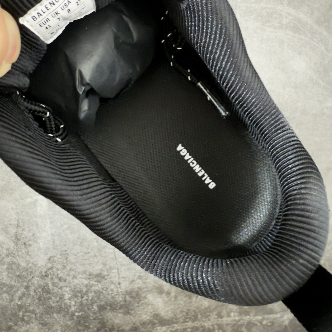 图片[8]-【XA版本】Balenciaga巴黎世家 Triple S .2 厚底系带 低帮 老爹鞋 Balenciaga是由被誉为代表二十世纪的伟大天才设计师 CristobalBalenciaga 创立的，在品牌创立的大半个世纪以来，巴黎世家一直以时尚、典雅闻名于时装界，它的主题产品有女士和男士提包、机车包、鞋子和时装，在15年王大仁卸任品牌设计师后，品牌的风格发生了翻天覆地的变化，凭借着人气超高的街头风T恤、老爹鞋等迅速霸屏各大时装周和时尚圈 货号：865849WTRS21011 尺码：35 36 37 38 39 40 41 42 43 44 45 46-选品中心