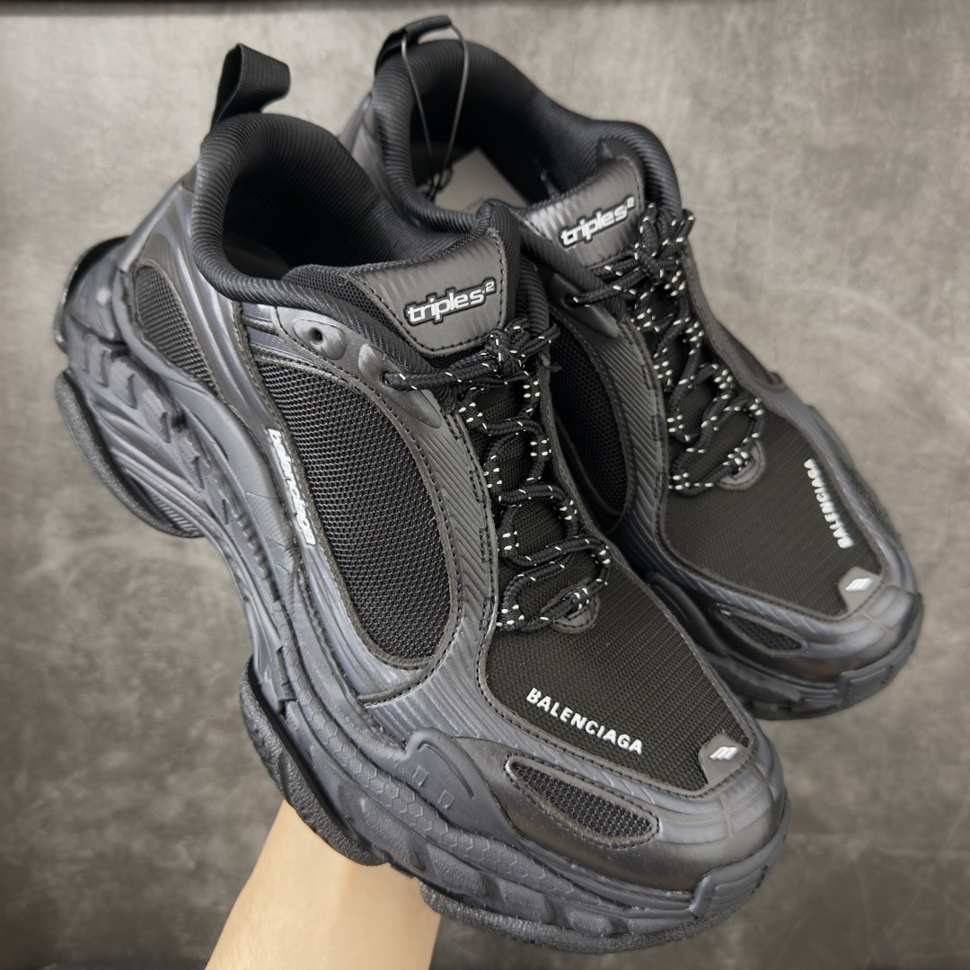 【XA版本】Balenciaga巴黎世家 Triple S .2 厚底系带 低帮 老爹鞋 Balenciaga是由被誉为代表二十世纪的伟大天才设计师 CristobalBalenciaga 创立的，在品牌创立的大半个世纪以来，巴黎世家一直以时尚、典雅闻名于时装界，它的主题产品有女士和男士提包、机车包、鞋子和时装，在15年王大仁卸任品牌设计师后，品牌的风格发生了翻天覆地的变化，凭借着人气超高的街头风T恤、老爹鞋等迅速霸屏各大时装周和时尚圈 货号：865849WTRS21011 尺码：35 36 37 38 39 40 41 42 43 44 45 46-选品中心