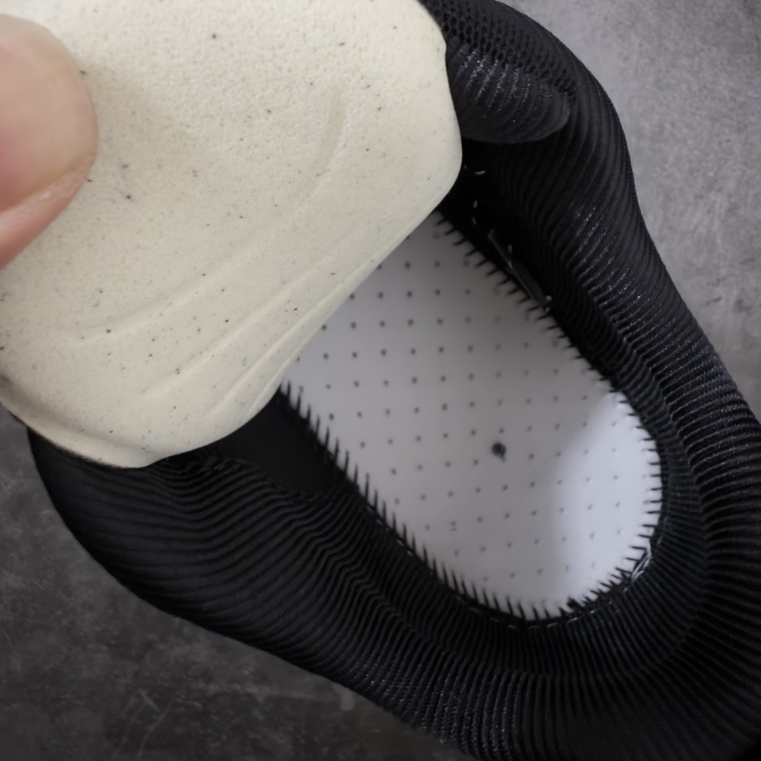 图片[9]-【XA版本】Balenciaga巴黎世家 Triple S .2 厚底系带 低帮 老爹鞋 Balenciaga是由被誉为代表二十世纪的伟大天才设计师 CristobalBalenciaga 创立的，在品牌创立的大半个世纪以来，巴黎世家一直以时尚、典雅闻名于时装界，它的主题产品有女士和男士提包、机车包、鞋子和时装，在15年王大仁卸任品牌设计师后，品牌的风格发生了翻天覆地的变化，凭借着人气超高的街头风T恤、老爹鞋等迅速霸屏各大时装周和时尚圈 货号：865849WTRS21011 尺码：35 36 37 38 39 40 41 42 43 44 45 46-选品中心