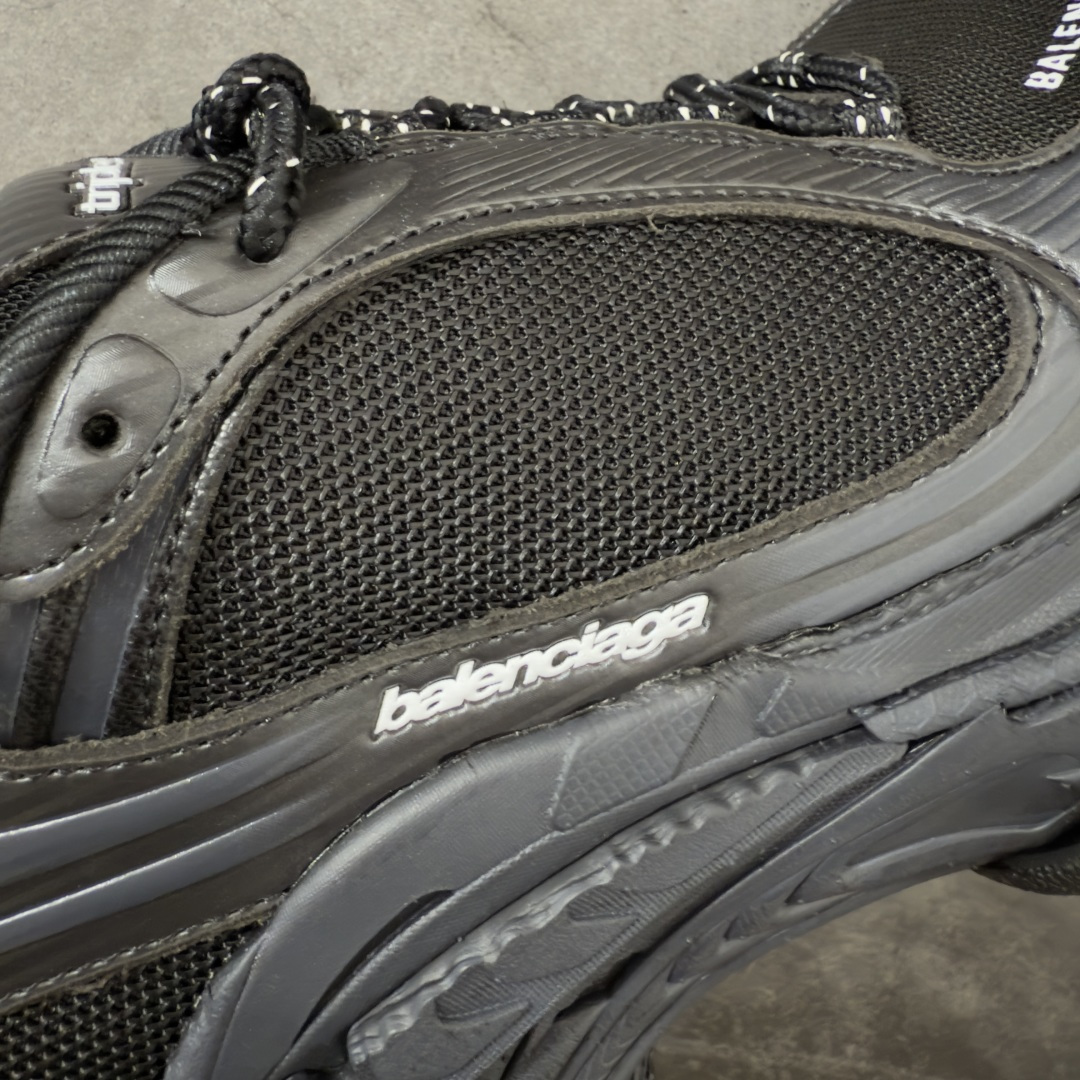 图片[4]-【XA版本】Balenciaga巴黎世家 Triple S .2 厚底系带 低帮 老爹鞋 Balenciaga是由被誉为代表二十世纪的伟大天才设计师 CristobalBalenciaga 创立的，在品牌创立的大半个世纪以来，巴黎世家一直以时尚、典雅闻名于时装界，它的主题产品有女士和男士提包、机车包、鞋子和时装，在15年王大仁卸任品牌设计师后，品牌的风格发生了翻天覆地的变化，凭借着人气超高的街头风T恤、老爹鞋等迅速霸屏各大时装周和时尚圈 货号：865849WTRS21011 尺码：35 36 37 38 39 40 41 42 43 44 45 46-选品中心