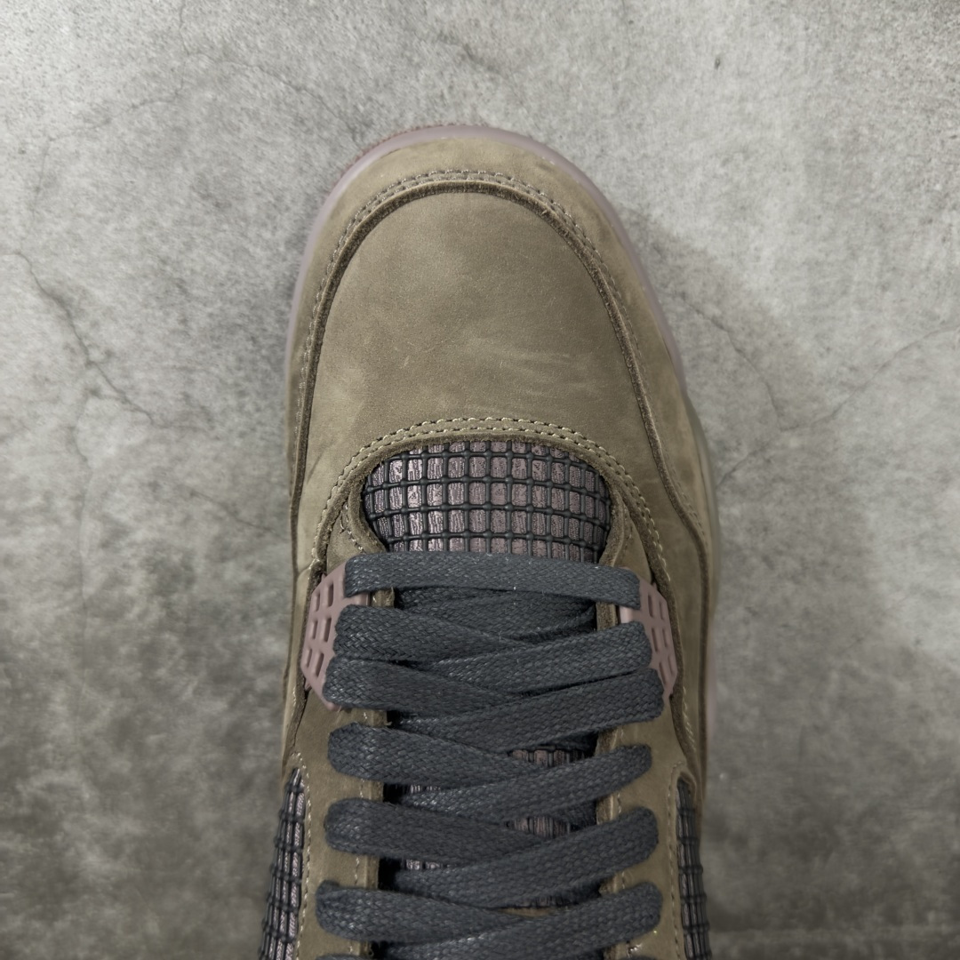 图片[5]-【GX版】A Ma Maniére x Air Jordan 4 Retro SP \”Dark Mocha\” AMM x AJ4 中帮 联名棕色 AJ4 乔丹4代 aj4 乔4 中邦 联名摩卡棕 乔丹篮球鞋系列 鞋身以暗摩卡棕为主调，全鞋覆盖细腻的麂皮材质，看起来质感十足。酒红、藕紫的撞色点缀超有层次感，鞋侧网格还带暗纹光泽，藕紫色鞋带扣更是点睛之笔。细节上依然很\”AMM\”——鞋舌绣有Jumpxman Logo标志和AMM经典的\”A\”字Logo和\”Flight\”字样；内衬是A Ma Manierec标志性的棕褐色缎面菱格纹绗缝，后跟点缀Nike Air标识，复古奢华风拉满！中底是淡紫、酒红与米白的分层设计，还嵌着透明Air Max气垫，外底则选用红棕色橡胶收尾，整体低调但层次丰富。鞋盒更是惊喜，黑色盒身搭配艺术人像印花，仪式感拉满。 货号：IF3102-200（2025.12.19发售） 尺码： 40 40.5 41 42 42.5 43 44 44.5 45 46 47.5 48.5-选品中心