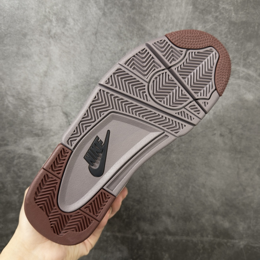 图片[9]-【GX版】A Ma Maniére x Air Jordan 4 Retro SP \”Dark Mocha\” AMM x AJ4 中帮 联名棕色 AJ4 乔丹4代 aj4 乔4 中邦 联名摩卡棕 乔丹篮球鞋系列 鞋身以暗摩卡棕为主调，全鞋覆盖细腻的麂皮材质，看起来质感十足。酒红、藕紫的撞色点缀超有层次感，鞋侧网格还带暗纹光泽，藕紫色鞋带扣更是点睛之笔。细节上依然很\”AMM\”——鞋舌绣有Jumpxman Logo标志和AMM经典的\”A\”字Logo和\”Flight\”字样；内衬是A Ma Manierec标志性的棕褐色缎面菱格纹绗缝，后跟点缀Nike Air标识，复古奢华风拉满！中底是淡紫、酒红与米白的分层设计，还嵌着透明Air Max气垫，外底则选用红棕色橡胶收尾，整体低调但层次丰富。鞋盒更是惊喜，黑色盒身搭配艺术人像印花，仪式感拉满。 货号：IF3102-200（2025.12.19发售） 尺码： 40 40.5 41 42 42.5 43 44 44.5 45 46 47.5 48.5-选品中心