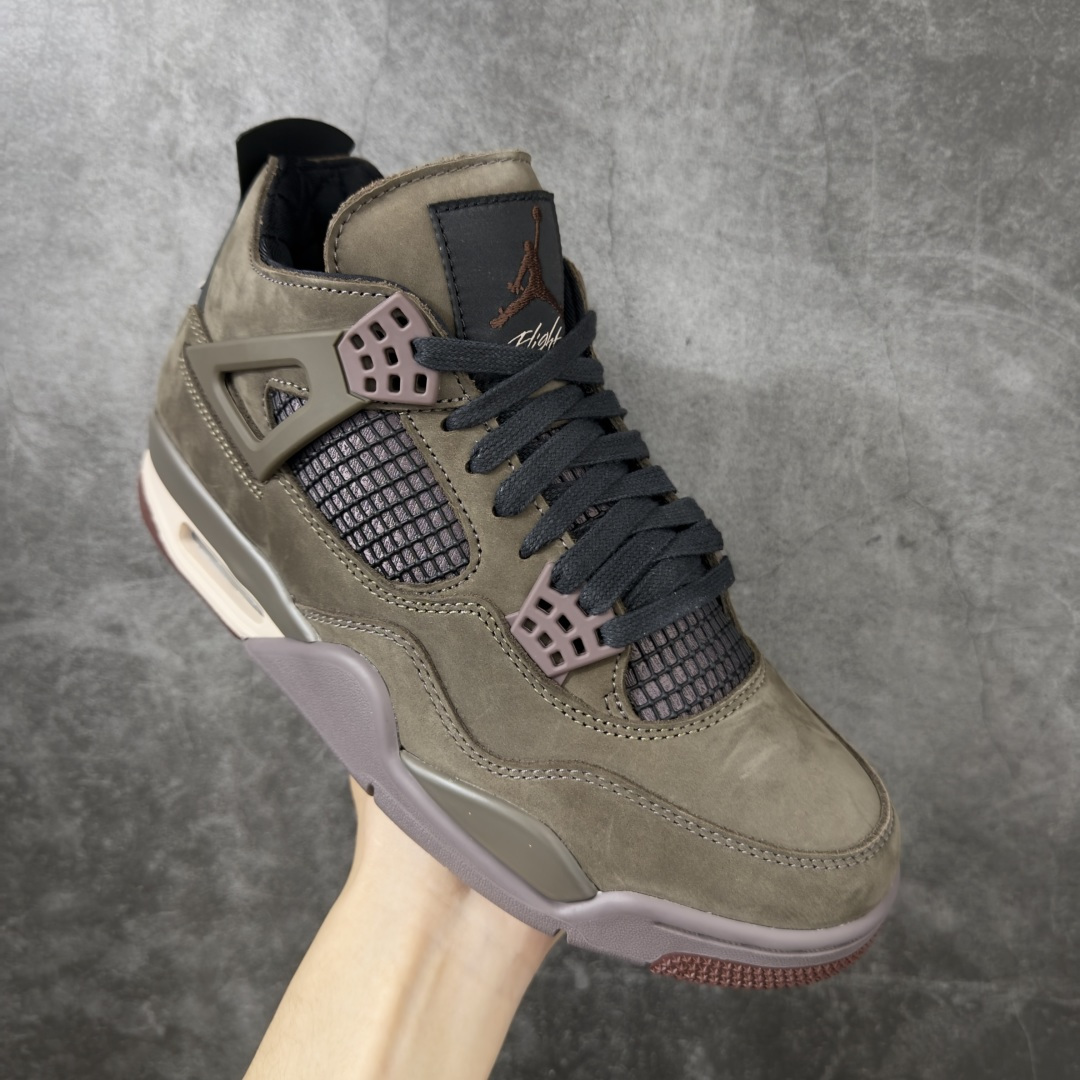图片[3]-【GX版】A Ma Maniére x Air Jordan 4 Retro SP \”Dark Mocha\” AMM x AJ4 中帮 联名棕色 AJ4 乔丹4代 aj4 乔4 中邦 联名摩卡棕 乔丹篮球鞋系列 鞋身以暗摩卡棕为主调，全鞋覆盖细腻的麂皮材质，看起来质感十足。酒红、藕紫的撞色点缀超有层次感，鞋侧网格还带暗纹光泽，藕紫色鞋带扣更是点睛之笔。细节上依然很\”AMM\”——鞋舌绣有Jumpxman Logo标志和AMM经典的\”A\”字Logo和\”Flight\”字样；内衬是A Ma Manierec标志性的棕褐色缎面菱格纹绗缝，后跟点缀Nike Air标识，复古奢华风拉满！中底是淡紫、酒红与米白的分层设计，还嵌着透明Air Max气垫，外底则选用红棕色橡胶收尾，整体低调但层次丰富。鞋盒更是惊喜，黑色盒身搭配艺术人像印花，仪式感拉满。 货号：IF3102-200（2025.12.19发售） 尺码： 40 40.5 41 42 42.5 43 44 44.5 45 46 47.5 48.5-选品中心