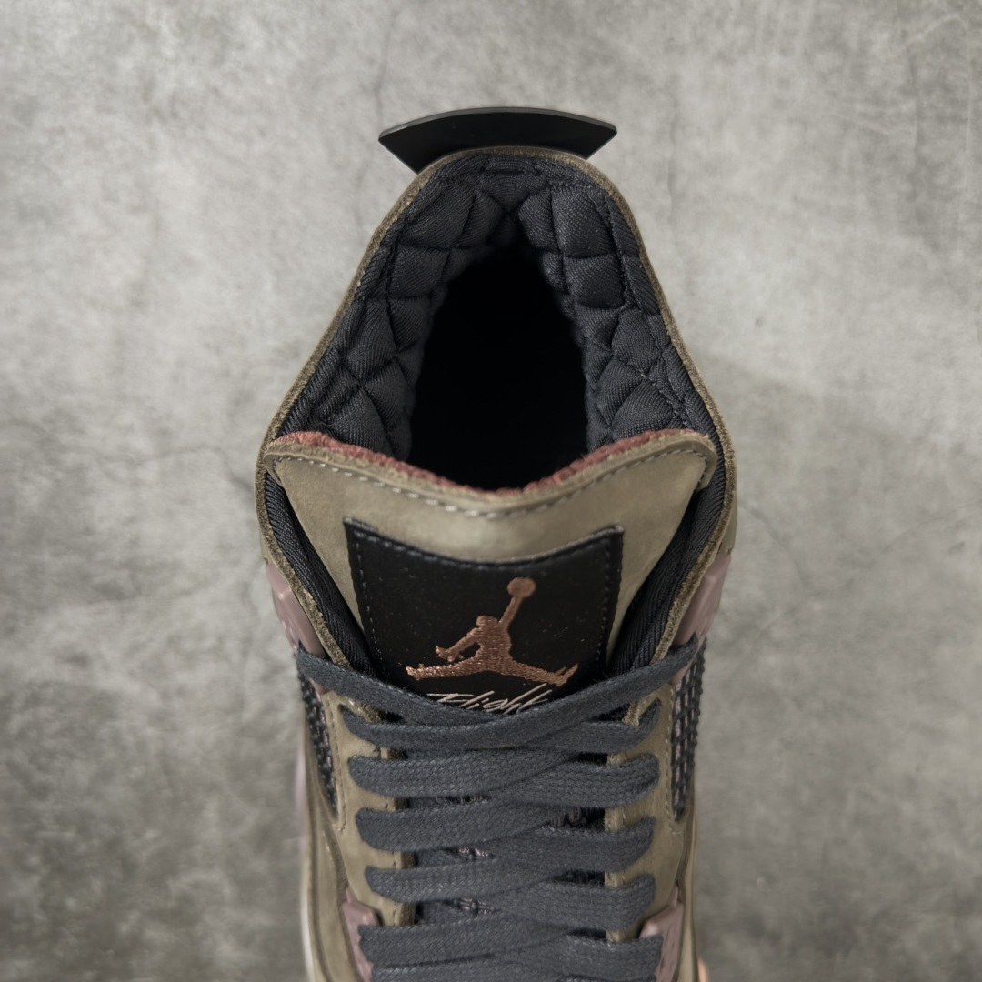 图片[8]-【GX版】A Ma Maniére x Air Jordan 4 Retro SP \”Dark Mocha\” AMM x AJ4 中帮 联名棕色 AJ4 乔丹4代 aj4 乔4 中邦 联名摩卡棕 乔丹篮球鞋系列 鞋身以暗摩卡棕为主调，全鞋覆盖细腻的麂皮材质，看起来质感十足。酒红、藕紫的撞色点缀超有层次感，鞋侧网格还带暗纹光泽，藕紫色鞋带扣更是点睛之笔。细节上依然很\”AMM\”——鞋舌绣有Jumpxman Logo标志和AMM经典的\”A\”字Logo和\”Flight\”字样；内衬是A Ma Manierec标志性的棕褐色缎面菱格纹绗缝，后跟点缀Nike Air标识，复古奢华风拉满！中底是淡紫、酒红与米白的分层设计，还嵌着透明Air Max气垫，外底则选用红棕色橡胶收尾，整体低调但层次丰富。鞋盒更是惊喜，黑色盒身搭配艺术人像印花，仪式感拉满。 货号：IF3102-200（2025.12.19发售） 尺码： 40 40.5 41 42 42.5 43 44 44.5 45 46 47.5 48.5-选品中心