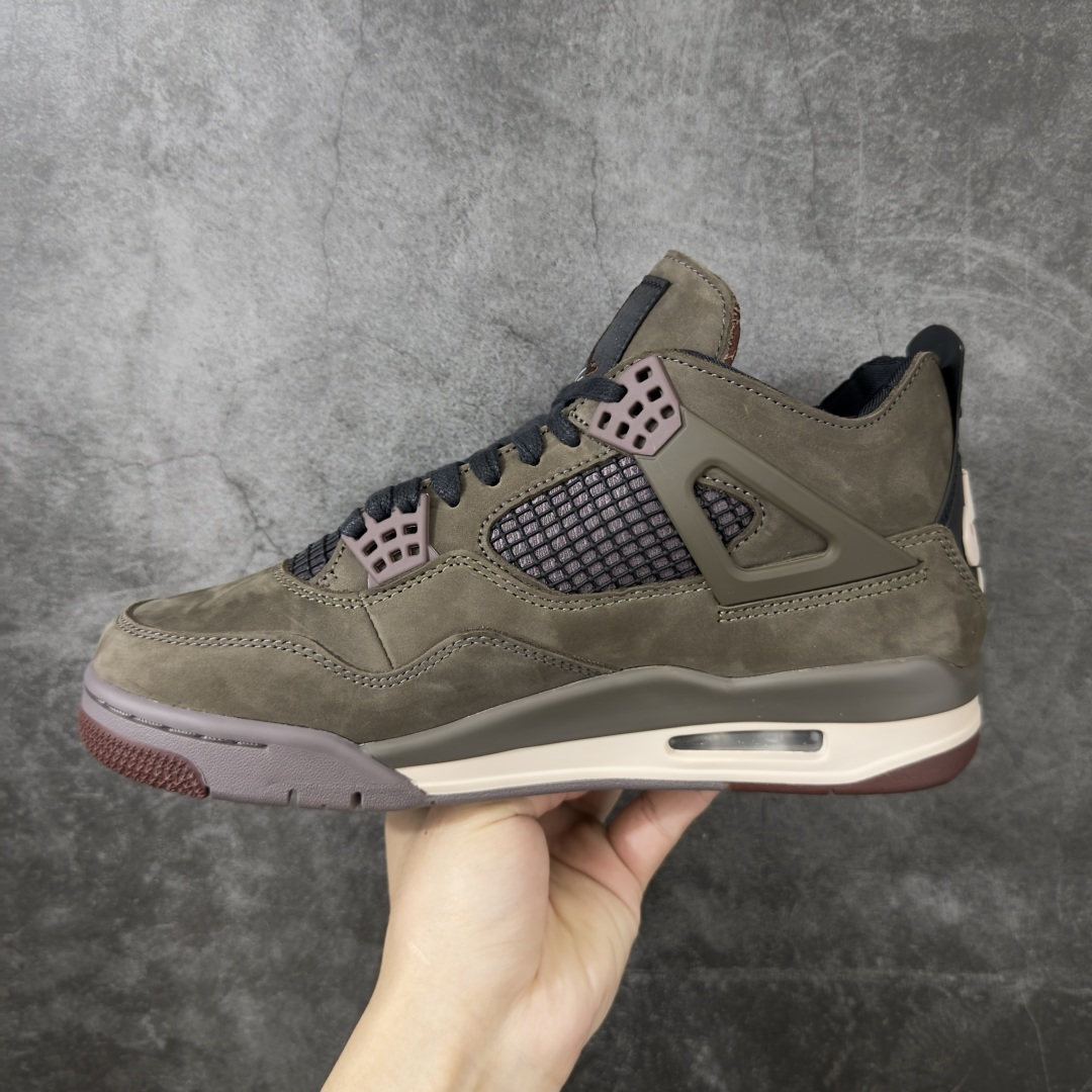 图片[2]-【GX版】A Ma Maniére x Air Jordan 4 Retro SP \”Dark Mocha\” AMM x AJ4 中帮 联名棕色 AJ4 乔丹4代 aj4 乔4 中邦 联名摩卡棕 乔丹篮球鞋系列 鞋身以暗摩卡棕为主调，全鞋覆盖细腻的麂皮材质，看起来质感十足。酒红、藕紫的撞色点缀超有层次感，鞋侧网格还带暗纹光泽，藕紫色鞋带扣更是点睛之笔。细节上依然很\”AMM\”——鞋舌绣有Jumpxman Logo标志和AMM经典的\”A\”字Logo和\”Flight\”字样；内衬是A Ma Manierec标志性的棕褐色缎面菱格纹绗缝，后跟点缀Nike Air标识，复古奢华风拉满！中底是淡紫、酒红与米白的分层设计，还嵌着透明Air Max气垫，外底则选用红棕色橡胶收尾，整体低调但层次丰富。鞋盒更是惊喜，黑色盒身搭配艺术人像印花，仪式感拉满。 货号：IF3102-200（2025.12.19发售） 尺码： 40 40.5 41 42 42.5 43 44 44.5 45 46 47.5 48.5-选品中心