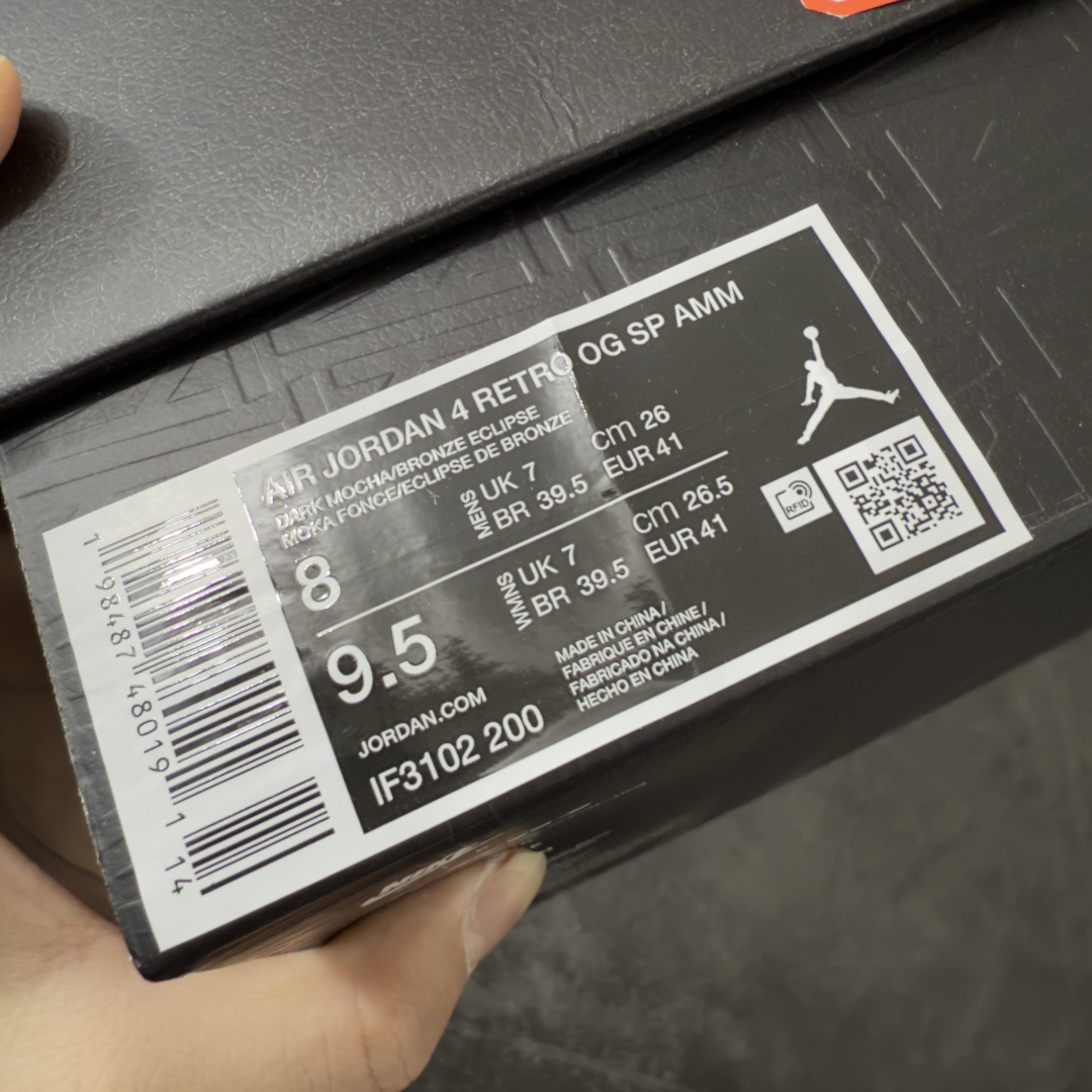 图片[11]-【GX版】A Ma Maniére x Air Jordan 4 Retro SP \”Dark Mocha\” AMM x AJ4 中帮 联名棕色 AJ4 乔丹4代 aj4 乔4 中邦 联名摩卡棕 乔丹篮球鞋系列 鞋身以暗摩卡棕为主调，全鞋覆盖细腻的麂皮材质，看起来质感十足。酒红、藕紫的撞色点缀超有层次感，鞋侧网格还带暗纹光泽，藕紫色鞋带扣更是点睛之笔。细节上依然很\”AMM\”——鞋舌绣有Jumpxman Logo标志和AMM经典的\”A\”字Logo和\”Flight\”字样；内衬是A Ma Manierec标志性的棕褐色缎面菱格纹绗缝，后跟点缀Nike Air标识，复古奢华风拉满！中底是淡紫、酒红与米白的分层设计，还嵌着透明Air Max气垫，外底则选用红棕色橡胶收尾，整体低调但层次丰富。鞋盒更是惊喜，黑色盒身搭配艺术人像印花，仪式感拉满。 货号：IF3102-200（2025.12.19发售） 尺码： 40 40.5 41 42 42.5 43 44 44.5 45 46 47.5 48.5-选品中心