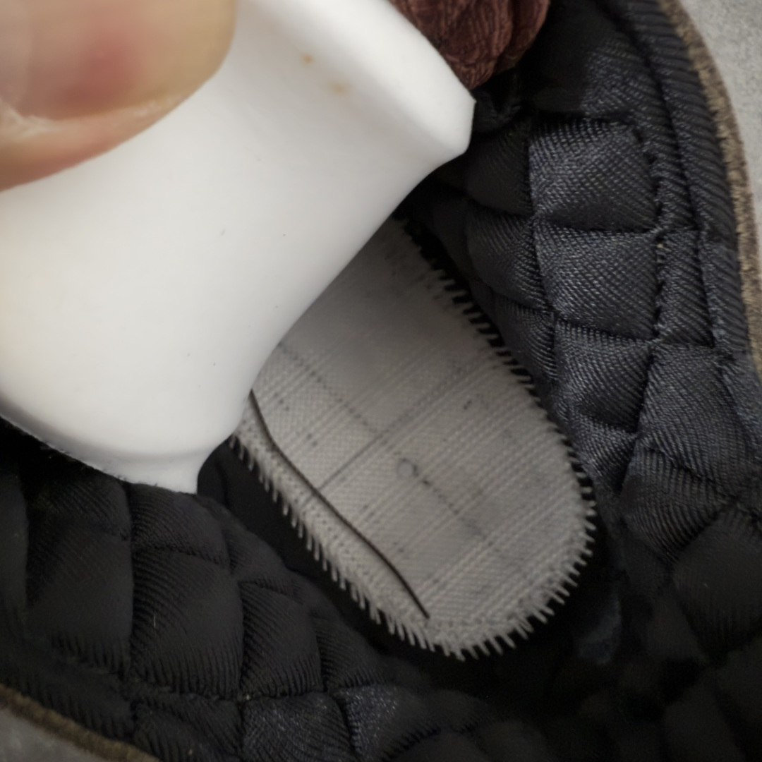图片[8]-【GX版】A Ma Maniére x Air Jordan 4 Retro SP \”Dark Mocha\” AMM x AJ4 中帮 联名棕色 AJ4 乔丹4代 aj4 乔4 中邦 联名摩卡棕 乔丹篮球鞋系列 鞋身以暗摩卡棕为主调，全鞋覆盖细腻的麂皮材质，看起来质感十足。酒红、藕紫的撞色点缀超有层次感，鞋侧网格还带暗纹光泽，藕紫色鞋带扣更是点睛之笔。细节上依然很\”AMM\”——鞋舌绣有Jumpxman Logo标志和AMM经典的\”A\”字Logo和\”Flight\”字样；内衬是A Ma Manierec标志性的棕褐色缎面菱格纹绗缝，后跟点缀Nike Air标识，复古奢华风拉满！中底是淡紫、酒红与米白的分层设计，还嵌着透明Air Max气垫，外底则选用红棕色橡胶收尾，整体低调但层次丰富。鞋盒更是惊喜，黑色盒身搭配艺术人像印花，仪式感拉满。 货号：IF3102-200（2025.12.19发售） 尺码： 40 40.5 41 42 42.5 43 44 44.5 45 46 47.5 48.5-选品中心