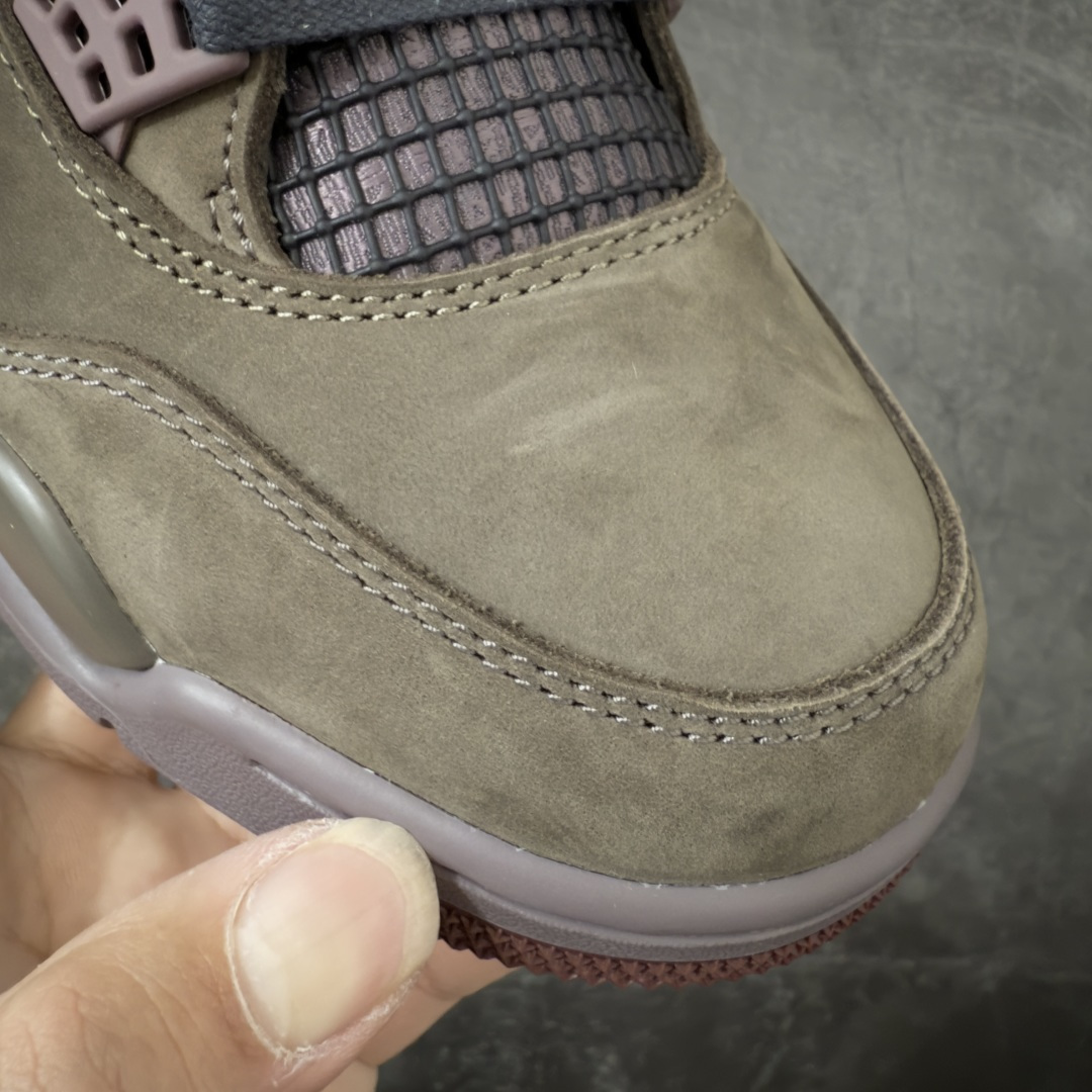 图片[5]-【GX版】A Ma Maniére x Air Jordan 4 Retro SP \”Dark Mocha\” AMM x AJ4 中帮 联名棕色 AJ4 乔丹4代 aj4 乔4 中邦 联名摩卡棕 乔丹篮球鞋系列 鞋身以暗摩卡棕为主调，全鞋覆盖细腻的麂皮材质，看起来质感十足。酒红、藕紫的撞色点缀超有层次感，鞋侧网格还带暗纹光泽，藕紫色鞋带扣更是点睛之笔。细节上依然很\”AMM\”——鞋舌绣有Jumpxman Logo标志和AMM经典的\”A\”字Logo和\”Flight\”字样；内衬是A Ma Manierec标志性的棕褐色缎面菱格纹绗缝，后跟点缀Nike Air标识，复古奢华风拉满！中底是淡紫、酒红与米白的分层设计，还嵌着透明Air Max气垫，外底则选用红棕色橡胶收尾，整体低调但层次丰富。鞋盒更是惊喜，黑色盒身搭配艺术人像印花，仪式感拉满。 货号：IF3102-200（2025.12.19发售） 尺码： 40 40.5 41 42 42.5 43 44 44.5 45 46 47.5 48.5-选品中心