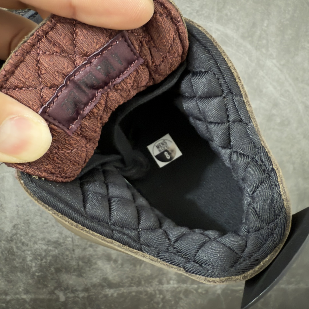 图片[7]-【GX版】A Ma Maniére x Air Jordan 4 Retro SP \”Dark Mocha\” AMM x AJ4 中帮 联名棕色 AJ4 乔丹4代 aj4 乔4 中邦 联名摩卡棕 乔丹篮球鞋系列 鞋身以暗摩卡棕为主调，全鞋覆盖细腻的麂皮材质，看起来质感十足。酒红、藕紫的撞色点缀超有层次感，鞋侧网格还带暗纹光泽，藕紫色鞋带扣更是点睛之笔。细节上依然很\”AMM\”——鞋舌绣有Jumpxman Logo标志和AMM经典的\”A\”字Logo和\”Flight\”字样；内衬是A Ma Manierec标志性的棕褐色缎面菱格纹绗缝，后跟点缀Nike Air标识，复古奢华风拉满！中底是淡紫、酒红与米白的分层设计，还嵌着透明Air Max气垫，外底则选用红棕色橡胶收尾，整体低调但层次丰富。鞋盒更是惊喜，黑色盒身搭配艺术人像印花，仪式感拉满。 货号：IF3102-200（2025.12.19发售） 尺码： 40 40.5 41 42 42.5 43 44 44.5 45 46 47.5 48.5-选品中心