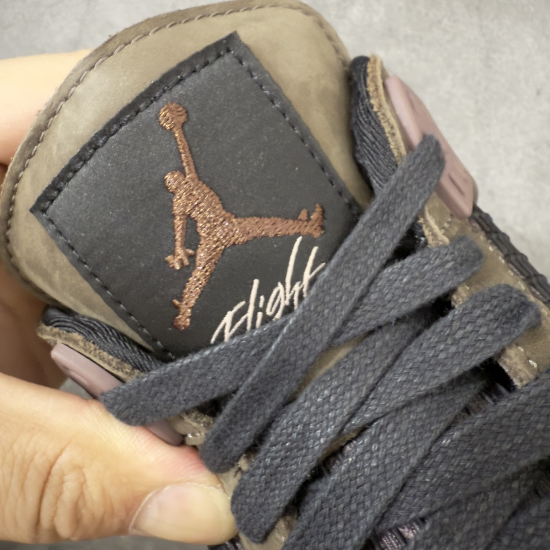 图片[6]-【GX版】A Ma Maniére x Air Jordan 4 Retro SP \”Dark Mocha\” AMM x AJ4 中帮 联名棕色 AJ4 乔丹4代 aj4 乔4 中邦 联名摩卡棕 乔丹篮球鞋系列 鞋身以暗摩卡棕为主调，全鞋覆盖细腻的麂皮材质，看起来质感十足。酒红、藕紫的撞色点缀超有层次感，鞋侧网格还带暗纹光泽，藕紫色鞋带扣更是点睛之笔。细节上依然很\”AMM\”——鞋舌绣有Jumpxman Logo标志和AMM经典的\”A\”字Logo和\”Flight\”字样；内衬是A Ma Manierec标志性的棕褐色缎面菱格纹绗缝，后跟点缀Nike Air标识，复古奢华风拉满！中底是淡紫、酒红与米白的分层设计，还嵌着透明Air Max气垫，外底则选用红棕色橡胶收尾，整体低调但层次丰富。鞋盒更是惊喜，黑色盒身搭配艺术人像印花，仪式感拉满。 货号：IF3102-200（2025.12.19发售） 尺码： 40 40.5 41 42 42.5 43 44 44.5 45 46 47.5 48.5-选品中心