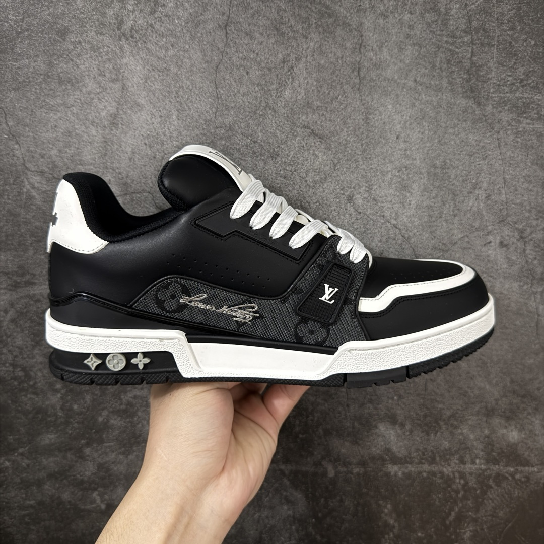 【莞产LG纯原版】 LV Trainer系列高奢运动鞋 新款芯片顶级 潮人必备单品 同步ZP官网空胶工艺 鞋舌、挂饰均镶嵌NFC芯片感应装置 正确胶片断点式设计 中底正确还原原版油印字母比例 1：1原楦格板、楦头、刀磨全新升级！ 独家订制顶级压纹麂皮 原版开模TPU大底 质感原版一致 垫脚聚米微料加透气英伦网布 披靡市场任何版本！细节完美呈现！ 代购指定版本 全新升级最新双盒包装 扫码秒进官网！ 全套包装配件同比原版 尺码： 39-45-选品中心