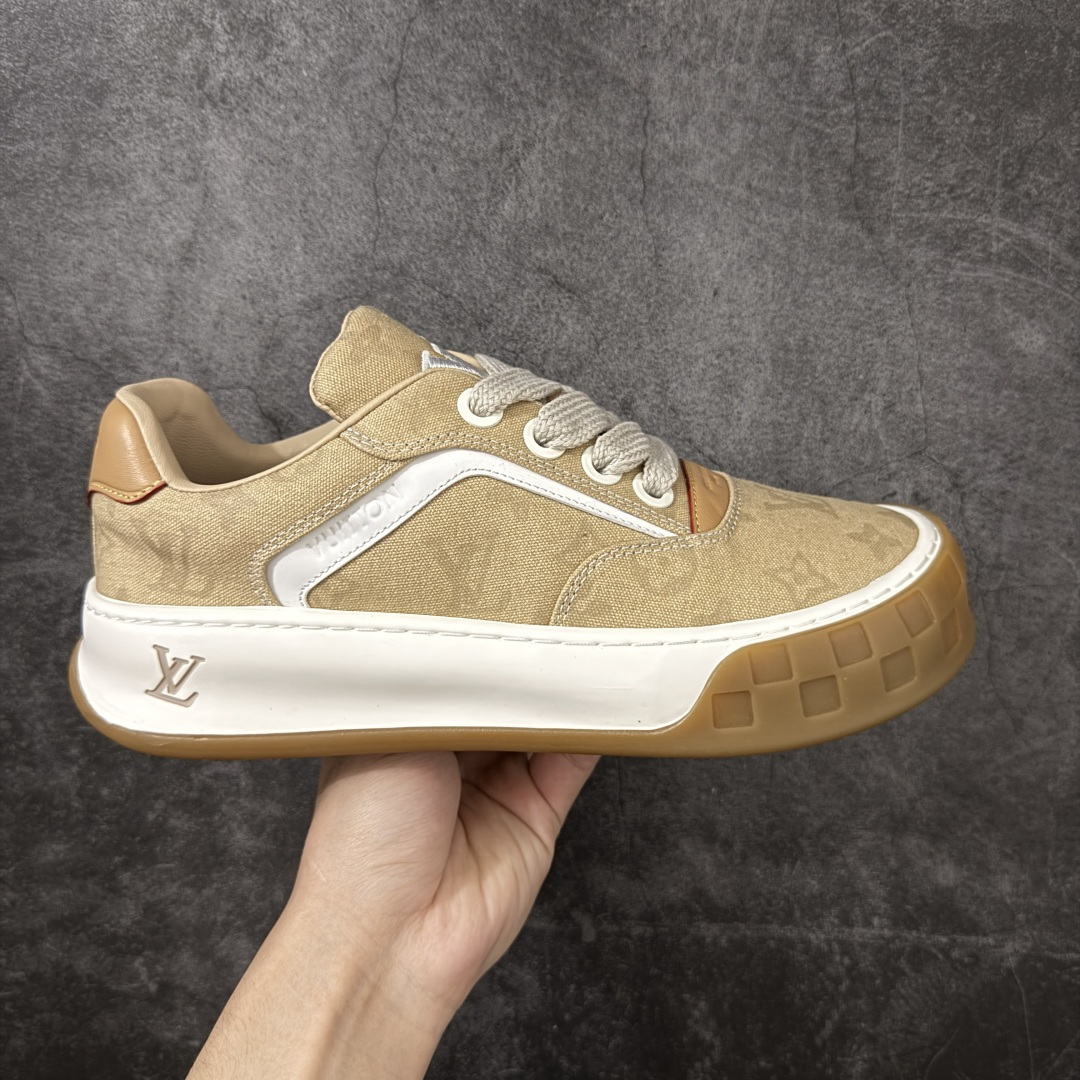 【广东纯原版】广奢高端货LOUIS VUITTON Tilted 系列｜2026 早春全新上架 LV 路易威登 Tilted Low Sneakers 倾斜系列低帮复古休闲运动板鞋 男鞋｜广东原产｜市售顶级版本 ✦ 升级原楦型开发纸版，鞋型更立体更正 ✦ Monogram 丹宁布鞋面，质感高级耐看 ✦ 鞋垫嵌入EVA软脚感物料，回弹舒适 ✦ 后跟耐弯折滴塑支撑片，稳定不塌 ✦ 全新开发TPR光泽组合隔色鞋底 ✦ LV组合 TPU 生胶底结构，行走稳、耐磨强 ✦ 原版购入开发 ✦ 厚实抽屉式礼品鞋盒 ✦ 原装包装说明书＋防尘布袋 ✦ 附送官方快递加固牛皮纸外盒 法国巴黎百年奢侈品牌 LOUIS VUITTON 路易威登 尺码：37 38 39 40 41 42 43 44 45-选品中心
