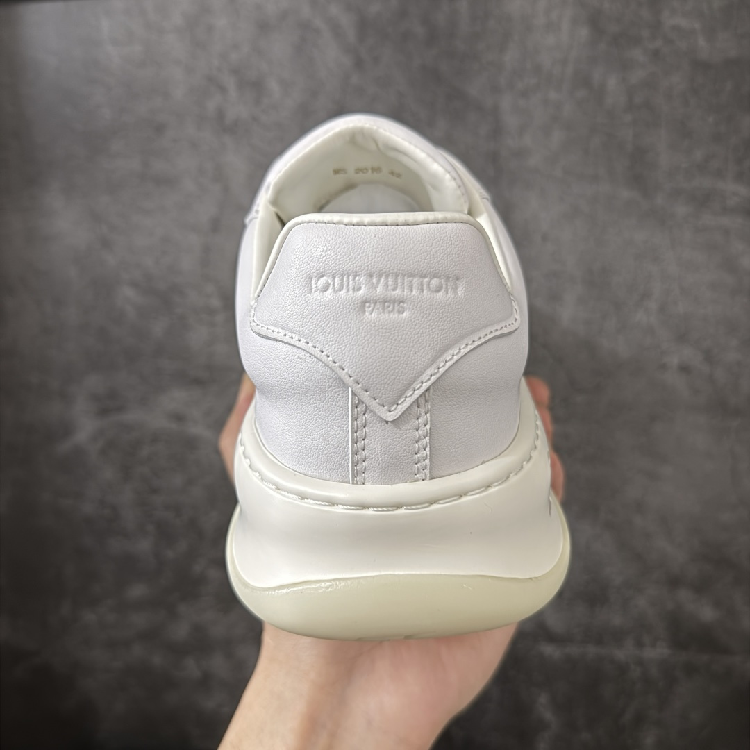 图片[4]-【广东纯原版】广奢高端货LOUIS VUITTON Tilted 系列｜2026 早春全新上架 LV 路易威登 Tilted Low Sneakers 倾斜系列低帮复古休闲运动板鞋 男鞋｜广东原产｜市售顶级版本 ✦ 升级原楦型开发纸版，鞋型更立体更正 ✦ Monogram 丹宁布鞋面，质感高级耐看 ✦ 鞋垫嵌入EVA软脚感物料，回弹舒适 ✦ 后跟耐弯折滴塑支撑片，稳定不塌 ✦ 全新开发TPR光泽组合隔色鞋底 ✦ LV组合 TPU 生胶底结构，行走稳、耐磨强 ✦ 原版购入开发 ✦ 厚实抽屉式礼品鞋盒 ✦ 原装包装说明书＋防尘布袋 ✦ 附送官方快递加固牛皮纸外盒 法国巴黎百年奢侈品牌 LOUIS VUITTON 路易威登 尺码：37 38 39 40 41 42 43 44 45-选品中心