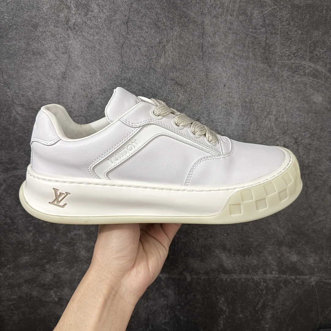 【广东纯原版】广奢高端货LOUIS VUITTON Tilted 系列｜2026 早春全新上架 LV 路易威登 Tilted Low Sneakers 倾斜系列低帮复古休闲运动板鞋 男鞋｜广东原产｜市售顶级版本 ✦ 升级原楦型开发纸版，鞋型更立体更正 ✦ Monogram 丹宁布鞋面，质感高级耐看 ✦ 鞋垫嵌入EVA软脚感物料，回弹舒适 ✦ 后跟耐弯折滴塑支撑片，稳定不塌 ✦ 全新开发TPR光泽组合隔色鞋底 ✦ LV组合 TPU 生胶底结构，行走稳、耐磨强 ✦ 原版购入开发 ✦ 厚实抽屉式礼品鞋盒 ✦ 原装包装说明书＋防尘布袋 ✦ 附送官方快递加固牛皮纸外盒 法国巴黎百年奢侈品牌 LOUIS VUITTON 路易威登 尺码：37 38 39 40 41 42 43 44 45-选品中心