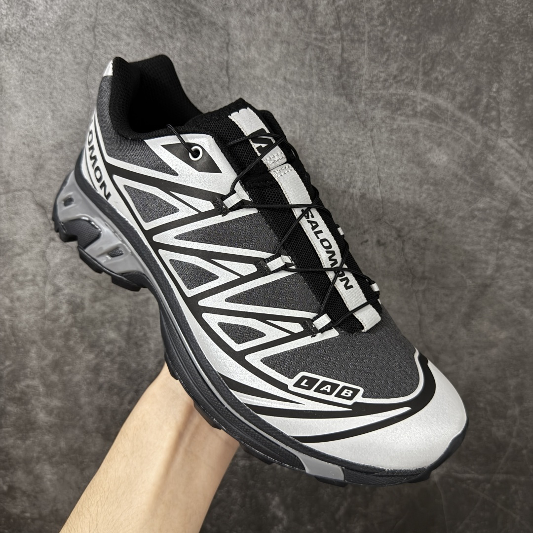 图片[3]-【巅峰升级版】 Salomon XT-6 Nocturne Vision 3m反光黑银新配色491314 萨洛蒙复古潮流户外机能登山跑鞋 纯原外贸平台特供订单 耗时半年巨作 全套原纸板楦头开发 原厂特供网布配套加持 确保原汁原味 完美呈现版型 原档数据独家私模五层组合大底 原装Ortholite轻量化鞋垫 中底布带钢印编号 原厂TPU锁扣 进口港宝加持 后跟自然饱满 还原公司包裹性 鞋面以“锯齿”状的包裹系统呈现 在基色底之下加入了各种色点缀 将公司的最新技术和时尚前卫的造型融入耐用的长跑款式中 鞋面由 TPU 薄膜制成 并焊接在高耐磨网眼上 使其既时尚又坚固 由 ACS底盘支撑 可增强稳定性和支撑力 以及由橡胶凸耳 Contragrip外底覆盖的 EVA 缓冲中底 旨在应对崎岖的地形 鞋舌上的彩色Salomon 标签、Quicklace 系统以及鞋头、鞋舌和鞋跟上的附加品牌使细节更加完美 让穿着者可以轻松驾驭户外与通勤下的任何运动生活场景 无缝鞋身户外随意纵横 颜值与脚感兼备 出街通勤 绝对非常吸睛 你值得拥有 尺码：36 36.5 37.5 38 38.5 39 40 40.5 41 42 42.5 43 44 44.5 45-选品中心