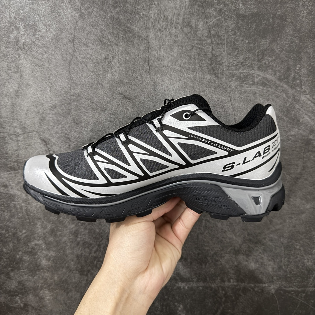 图片[2]-【巅峰升级版】 Salomon XT-6 Nocturne Vision 3m反光黑银新配色491314 萨洛蒙复古潮流户外机能登山跑鞋 纯原外贸平台特供订单 耗时半年巨作 全套原纸板楦头开发 原厂特供网布配套加持 确保原汁原味 完美呈现版型 原档数据独家私模五层组合大底 原装Ortholite轻量化鞋垫 中底布带钢印编号 原厂TPU锁扣 进口港宝加持 后跟自然饱满 还原公司包裹性 鞋面以“锯齿”状的包裹系统呈现 在基色底之下加入了各种色点缀 将公司的最新技术和时尚前卫的造型融入耐用的长跑款式中 鞋面由 TPU 薄膜制成 并焊接在高耐磨网眼上 使其既时尚又坚固 由 ACS底盘支撑 可增强稳定性和支撑力 以及由橡胶凸耳 Contragrip外底覆盖的 EVA 缓冲中底 旨在应对崎岖的地形 鞋舌上的彩色Salomon 标签、Quicklace 系统以及鞋头、鞋舌和鞋跟上的附加品牌使细节更加完美 让穿着者可以轻松驾驭户外与通勤下的任何运动生活场景 无缝鞋身户外随意纵横 颜值与脚感兼备 出街通勤 绝对非常吸睛 你值得拥有 尺码：36 36.5 37.5 38 38.5 39 40 40.5 41 42 42.5 43 44 44.5 45-选品中心